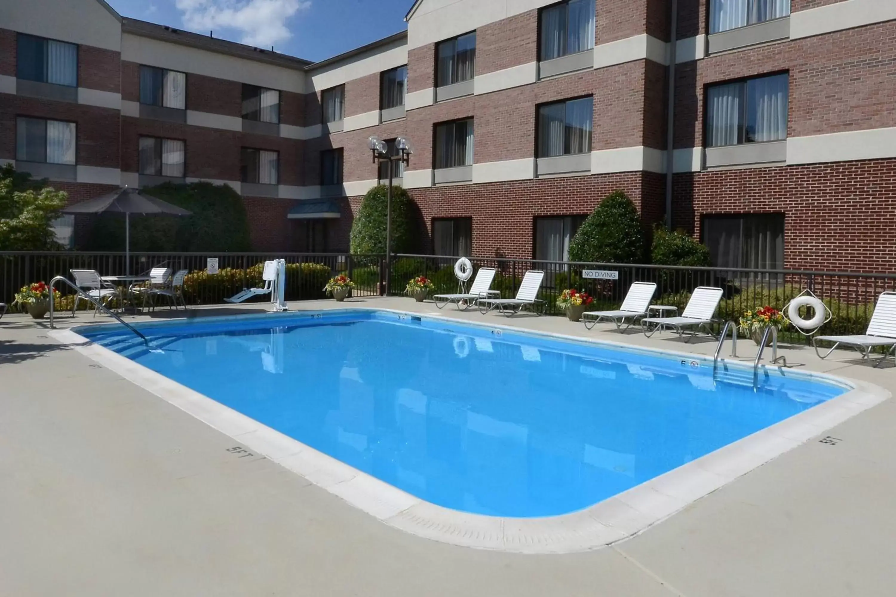 Swimming pool, Property Building in Fairfield Inn & Suites by Marriott Charlottesville North