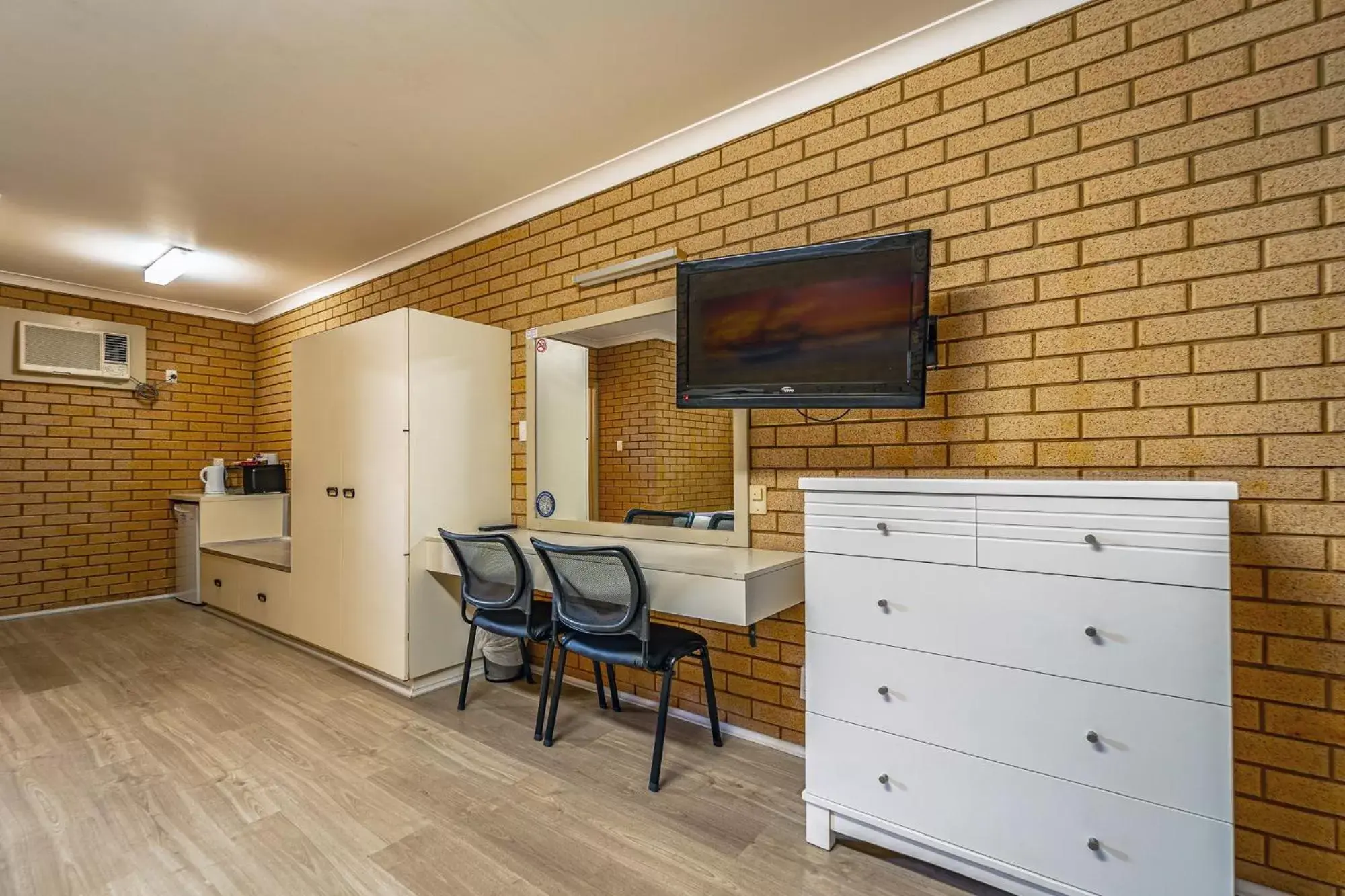 Property building, TV/Entertainment Center in Carnarvon Motel