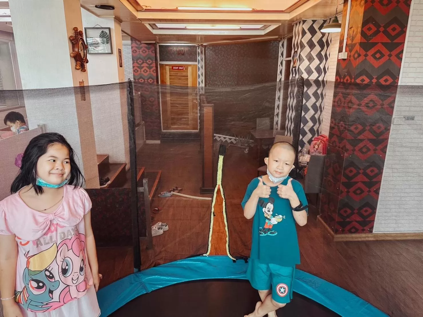 People in Hotel De Khuvieng