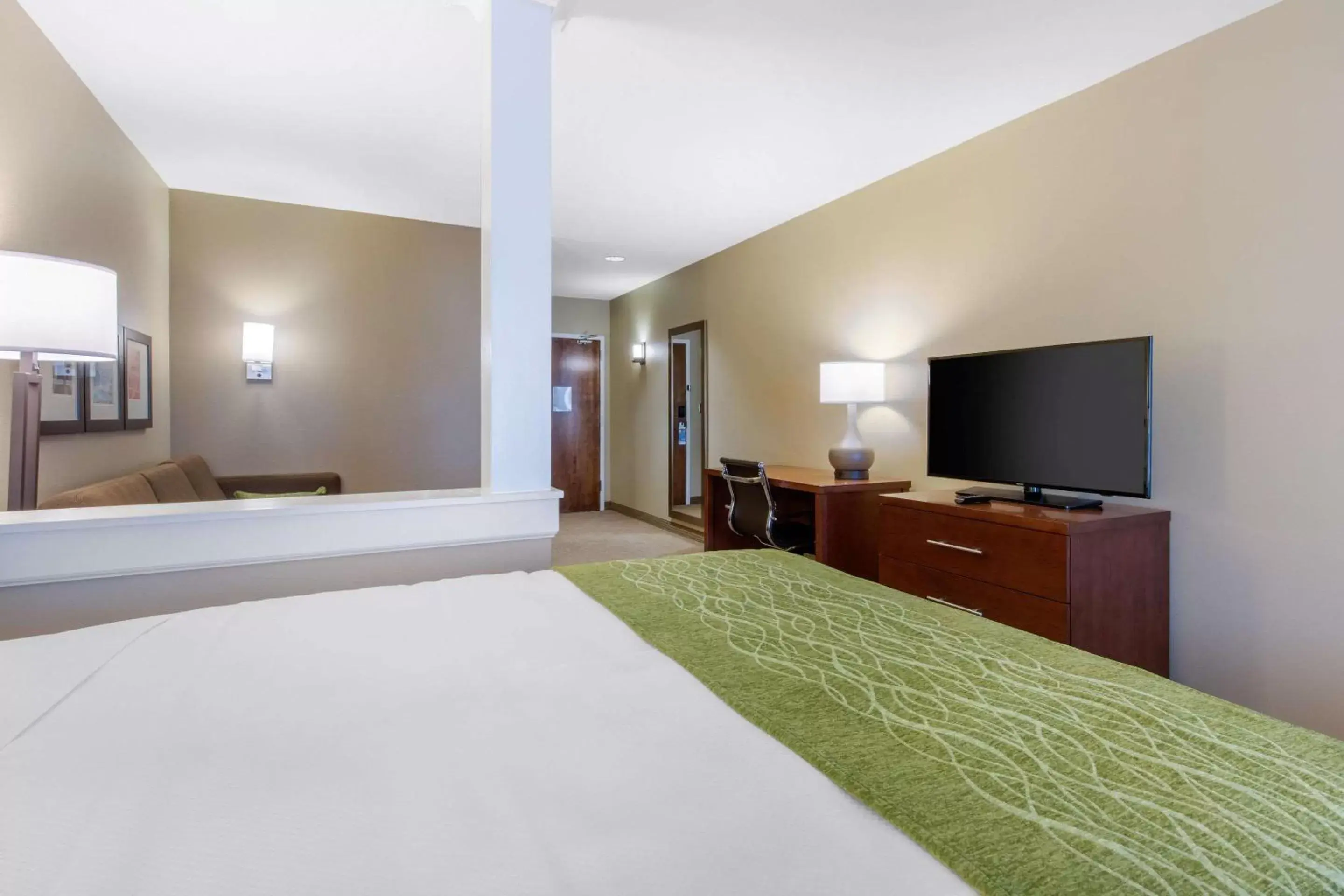 Communal lounge/ TV room, Bed in Comfort Inn & Suites at CrossPlex Village