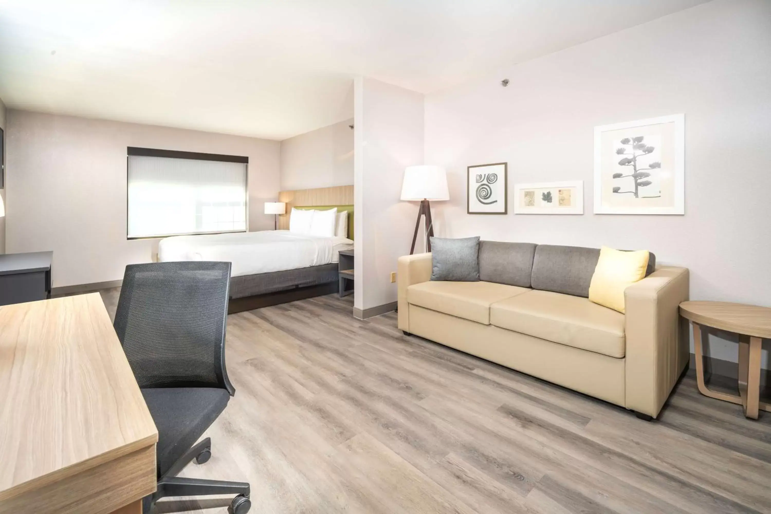 Photo of the whole room, Seating Area in Country Inn & Suites by Radisson, Stone Mountain, GA