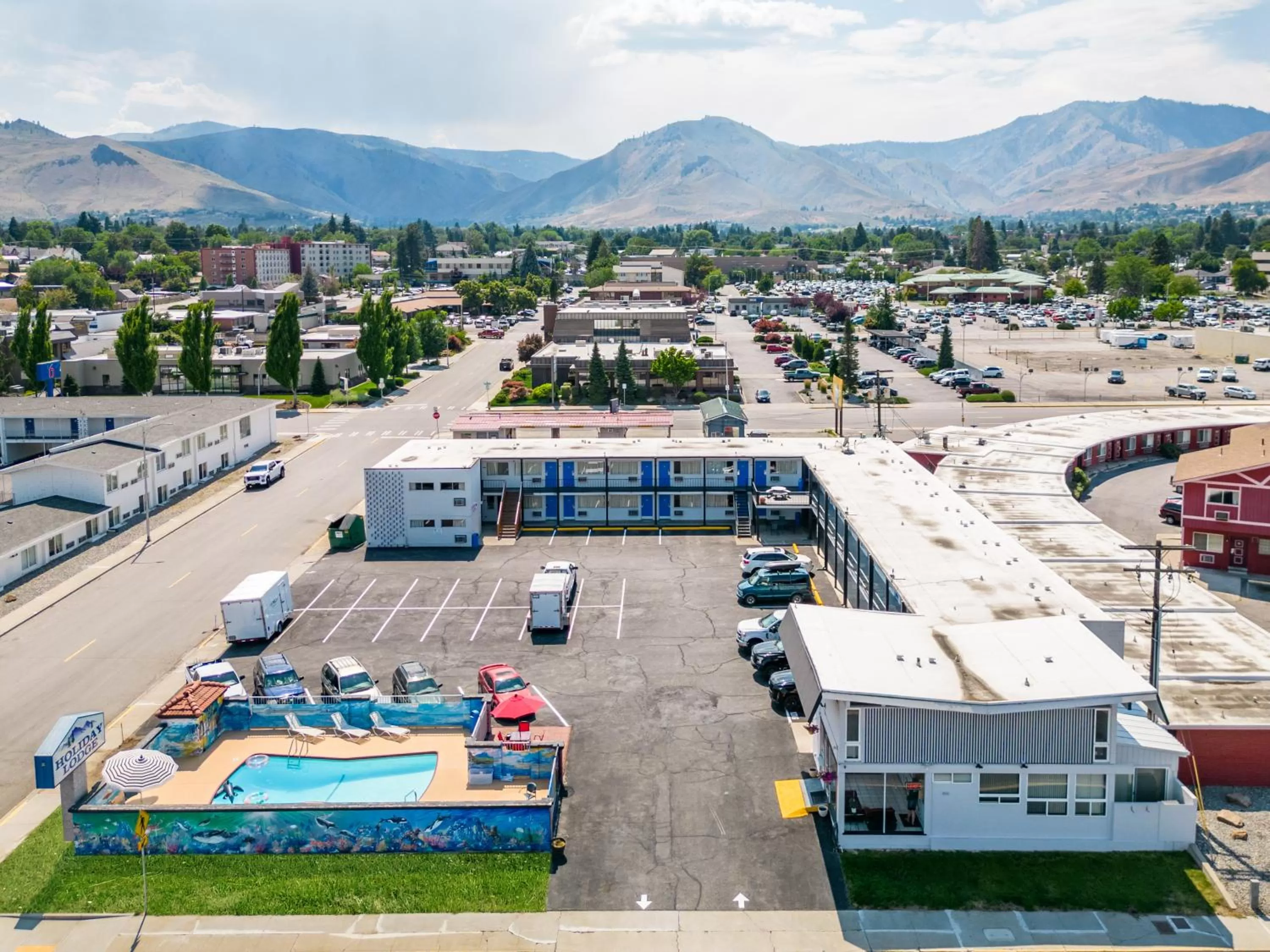 Property building in Holiday Lodge Wenatchee