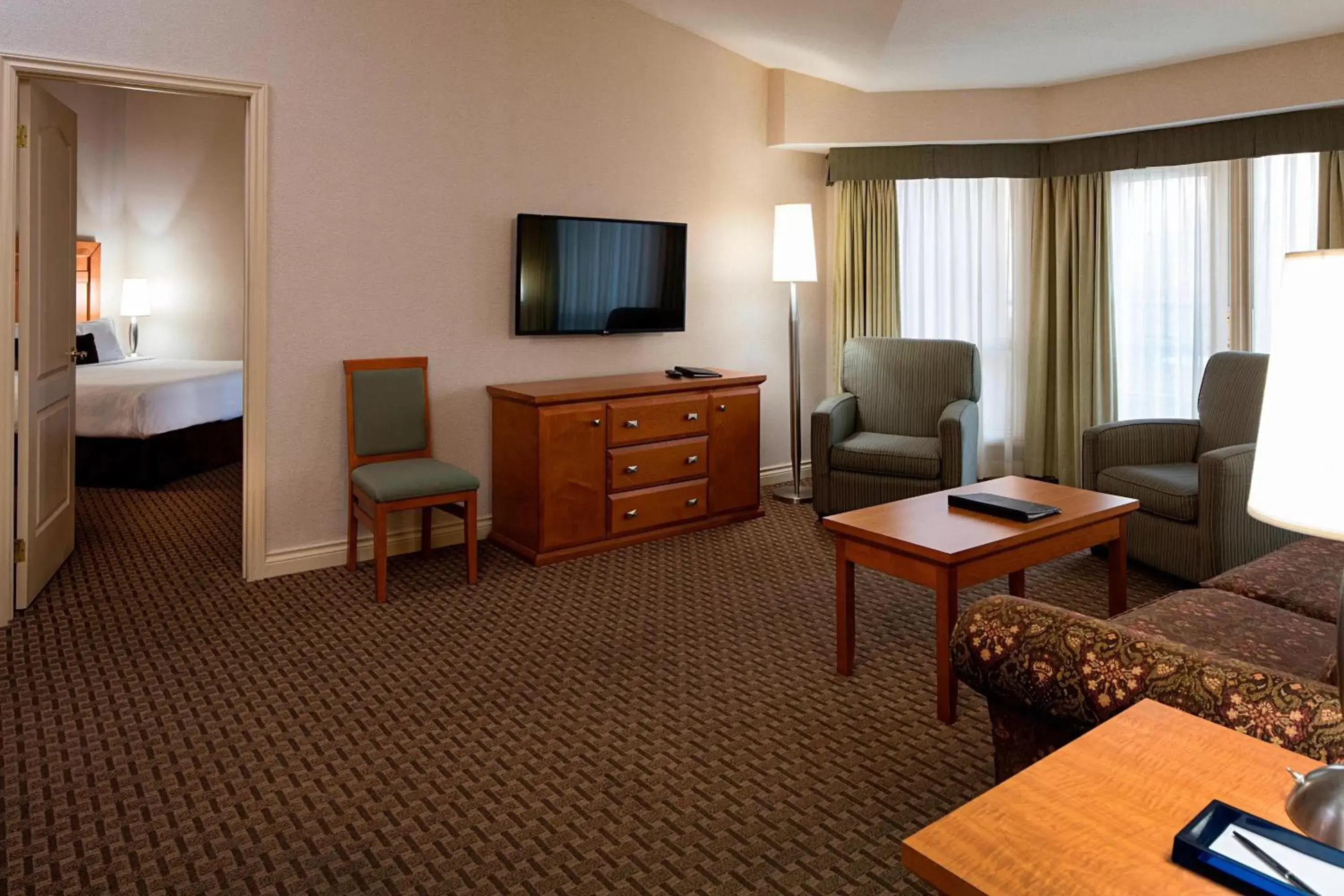 Living room, TV/Entertainment Center in Delta Hotels by Marriott Grand Okanagan Resort