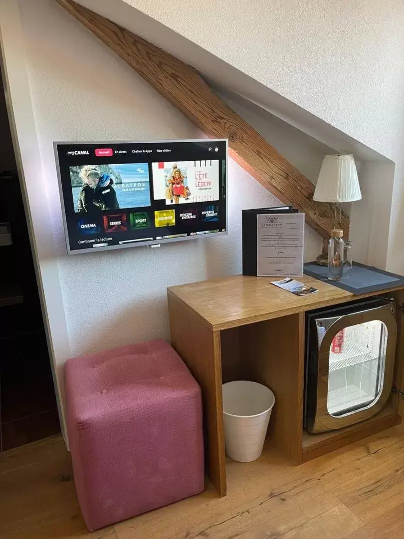 Shower, TV/Entertainment Center in La Belle-Croix