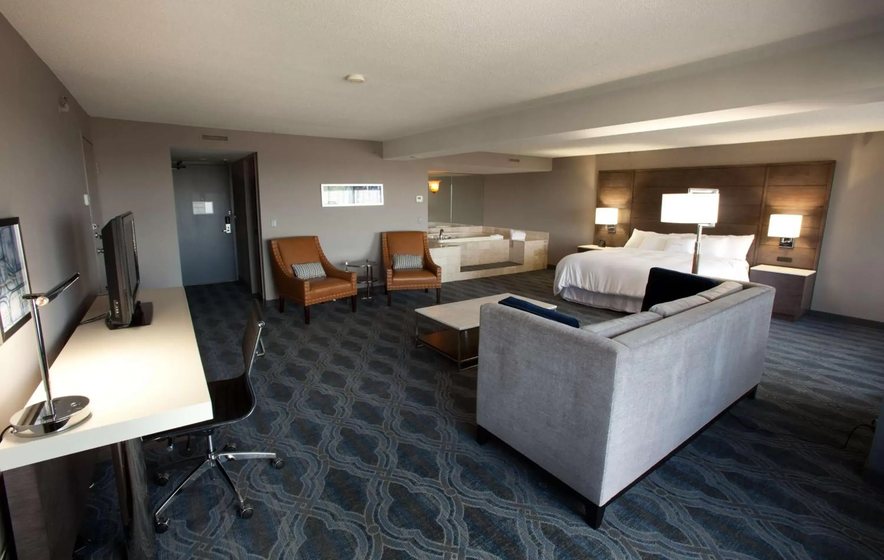 Bed, Seating Area in DoubleTree by Hilton Bloomington Minneapolis South