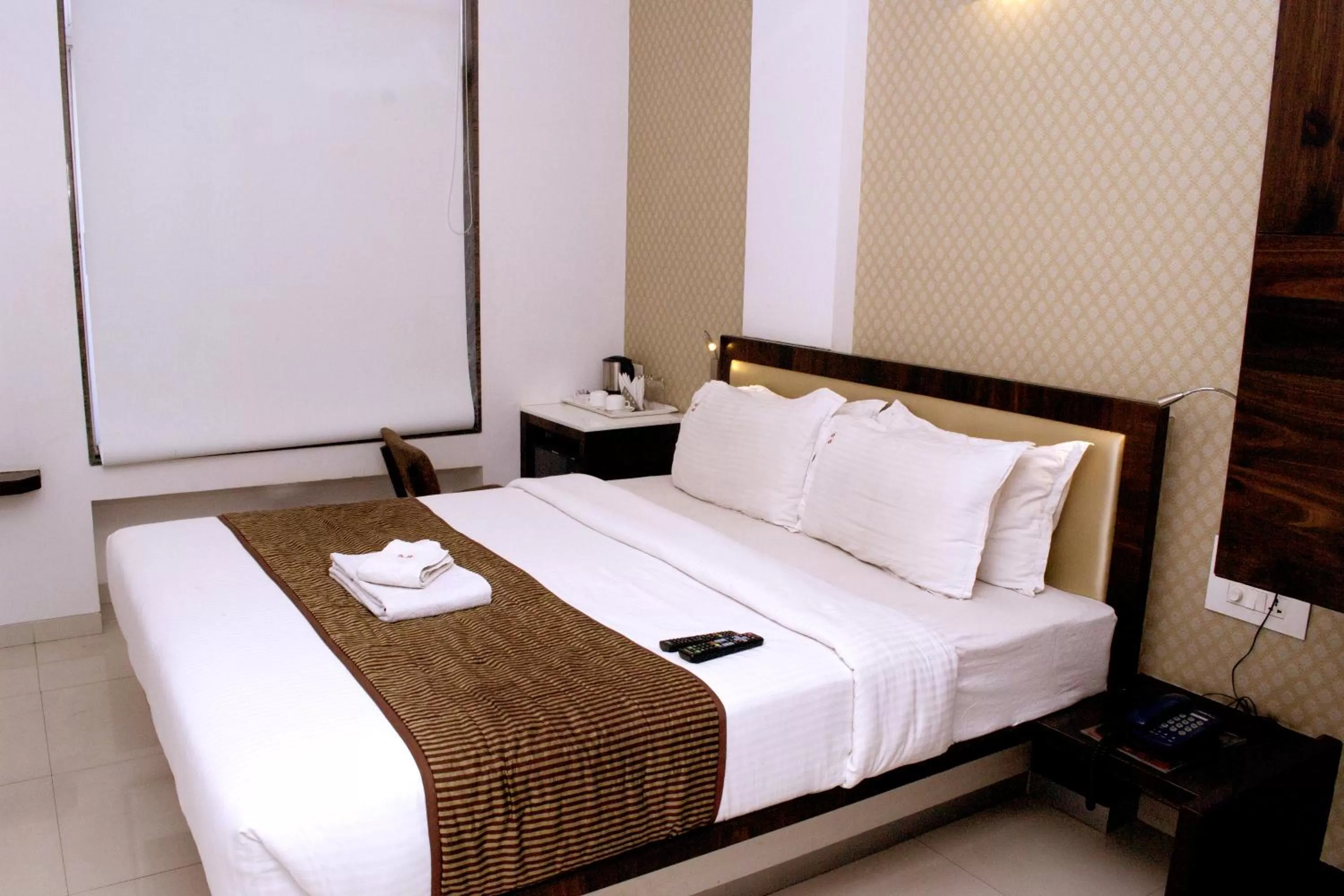 Bedroom, Bed in Hotel SRI SRI EXECUTIVE KOLHAPUR NEAR MAHALAXMI TEMPLE