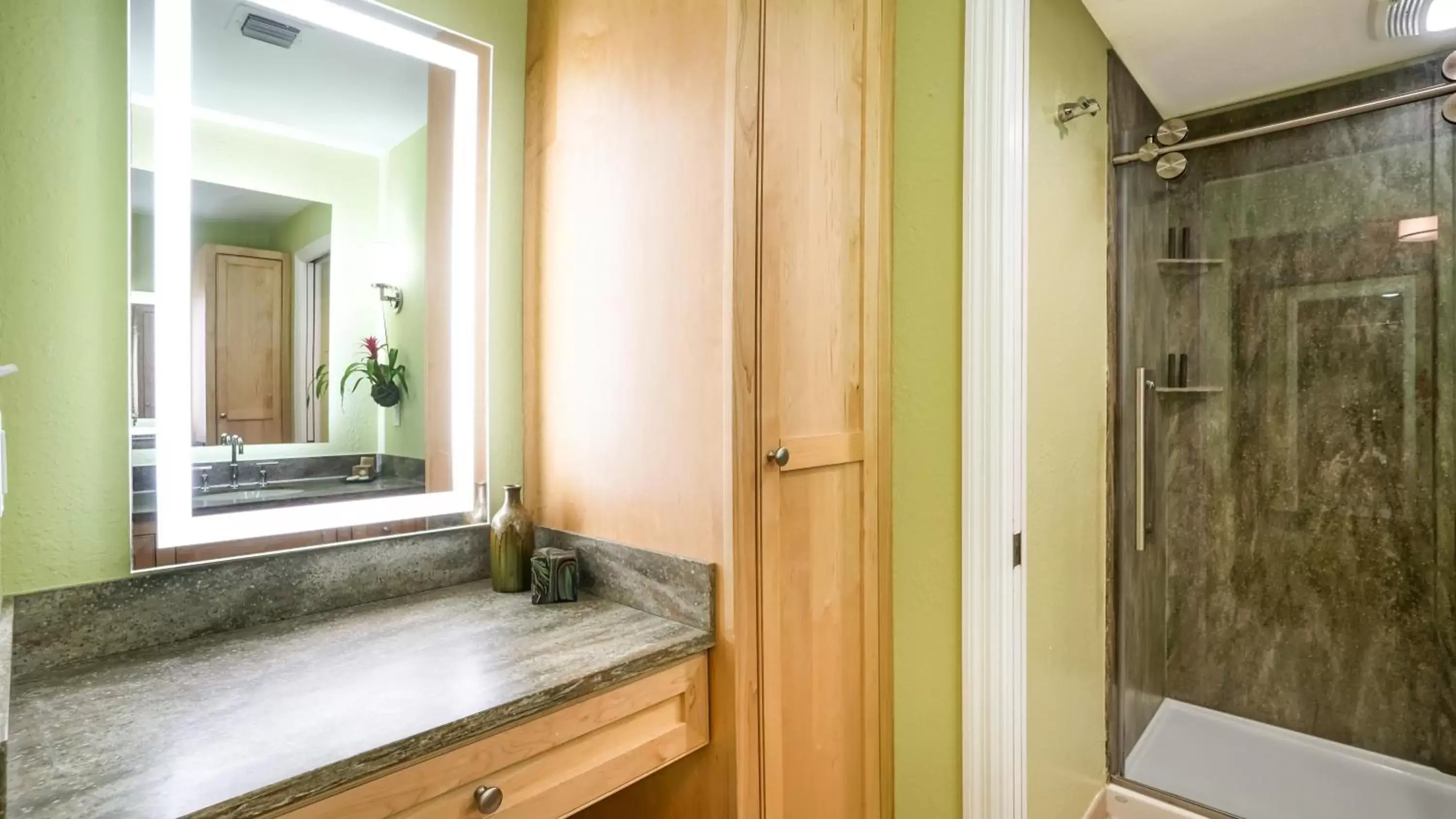 Shower, Bathroom in Glunz Ocean Beach Hotel and Resort