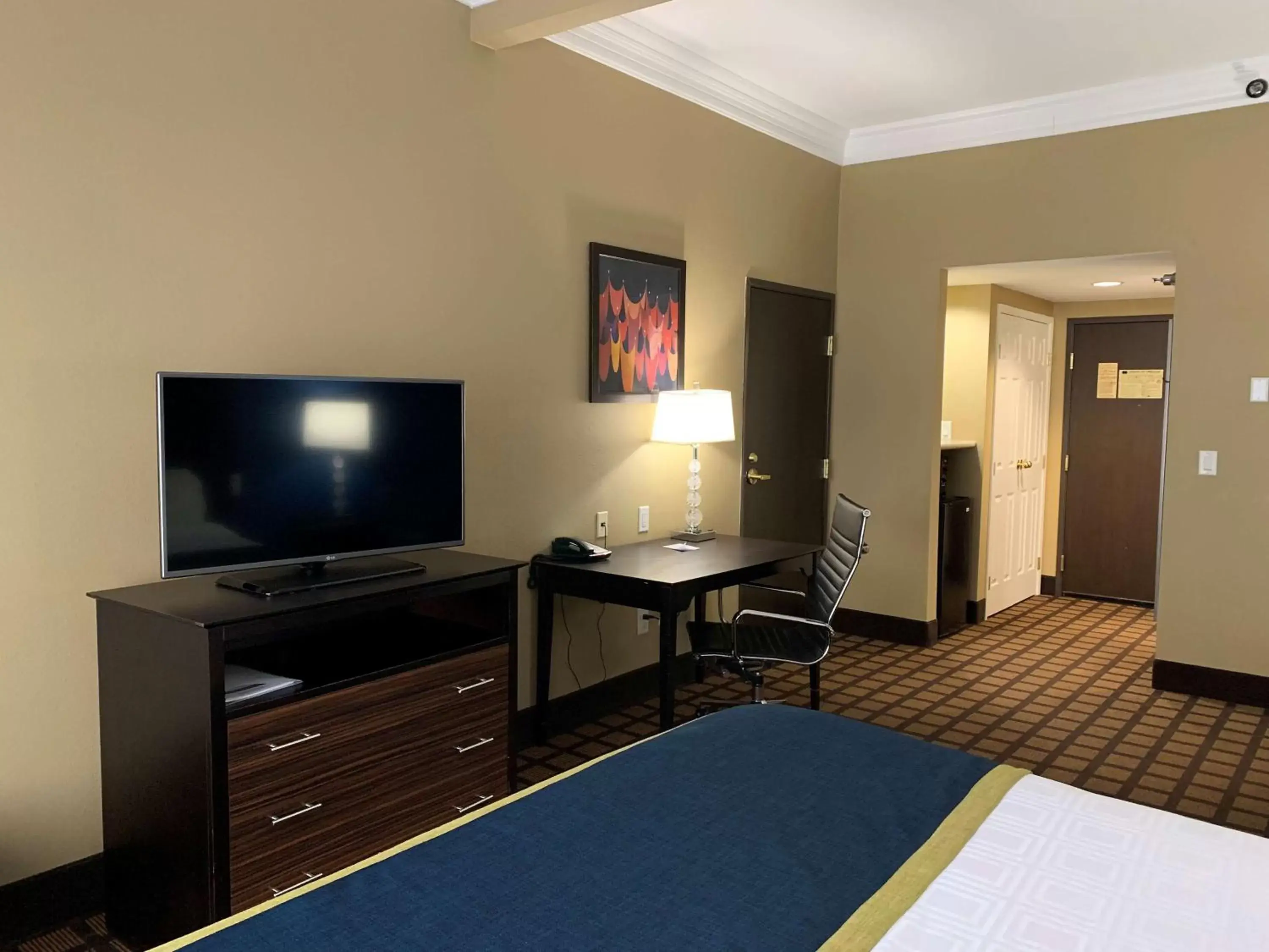 Bed, TV/Entertainment Center in Comfort Inn Saint Paul East