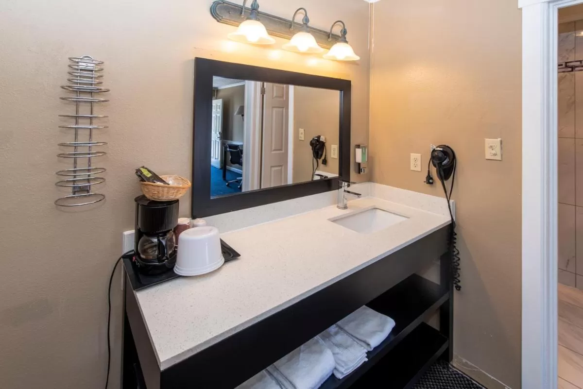 Bed in Surf Motel and Gardens