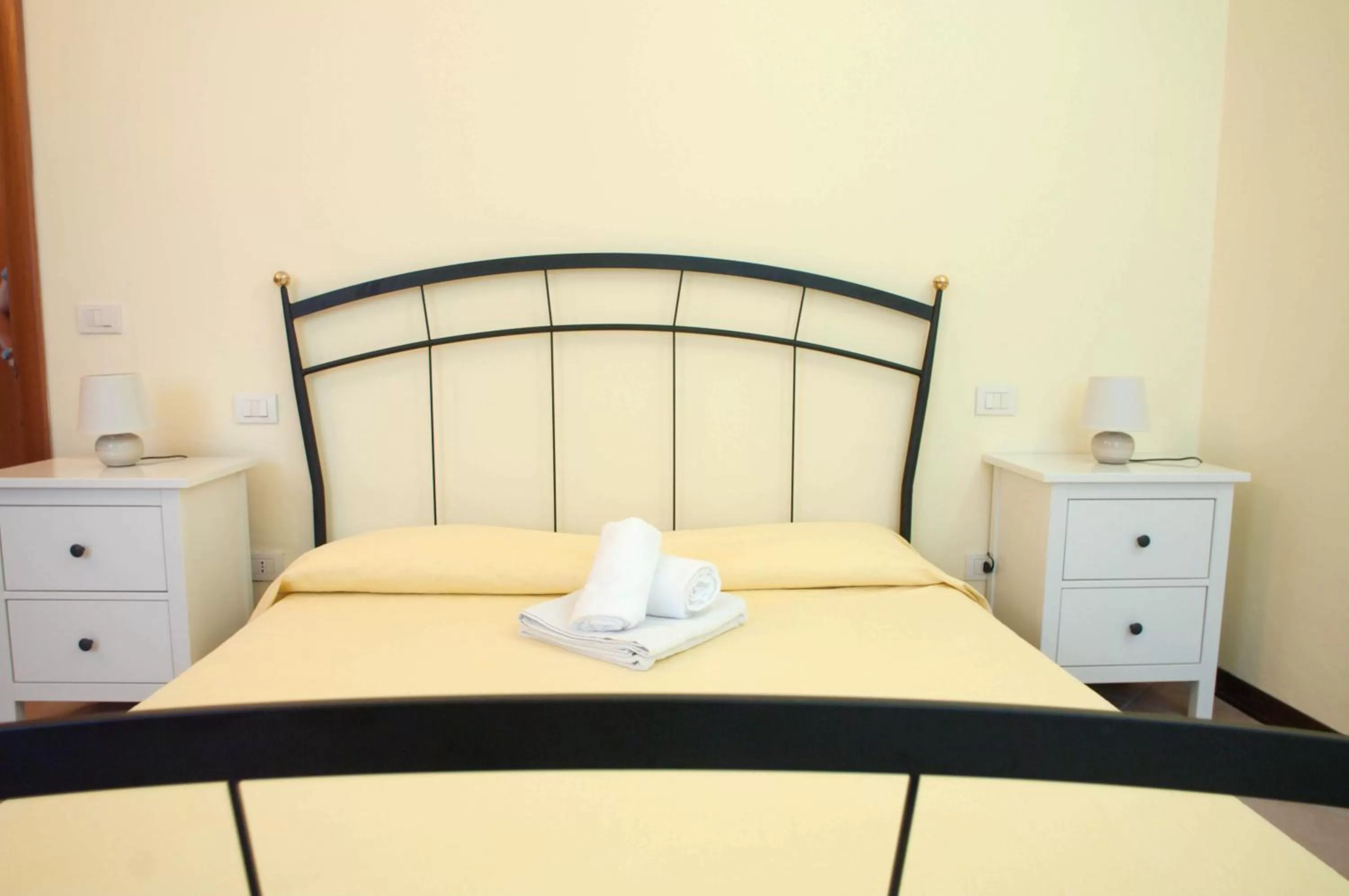 Bedroom, Bed in CASALE LA FATA -tipico toscano immerso nelle colline tra Lucca e Versilia, 6 appartamenti indipendenti