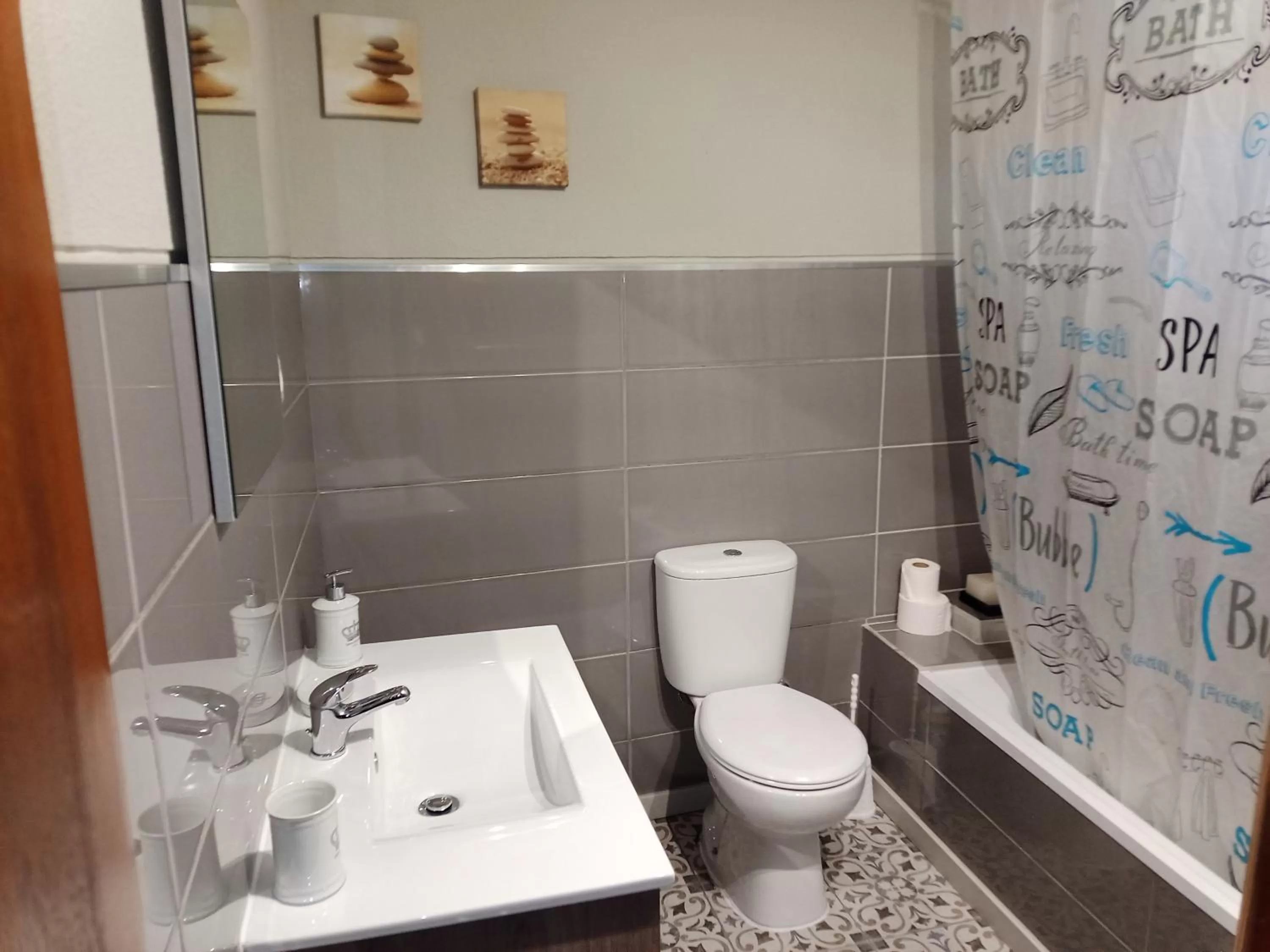 Bathroom in Alojamento local Angel`s