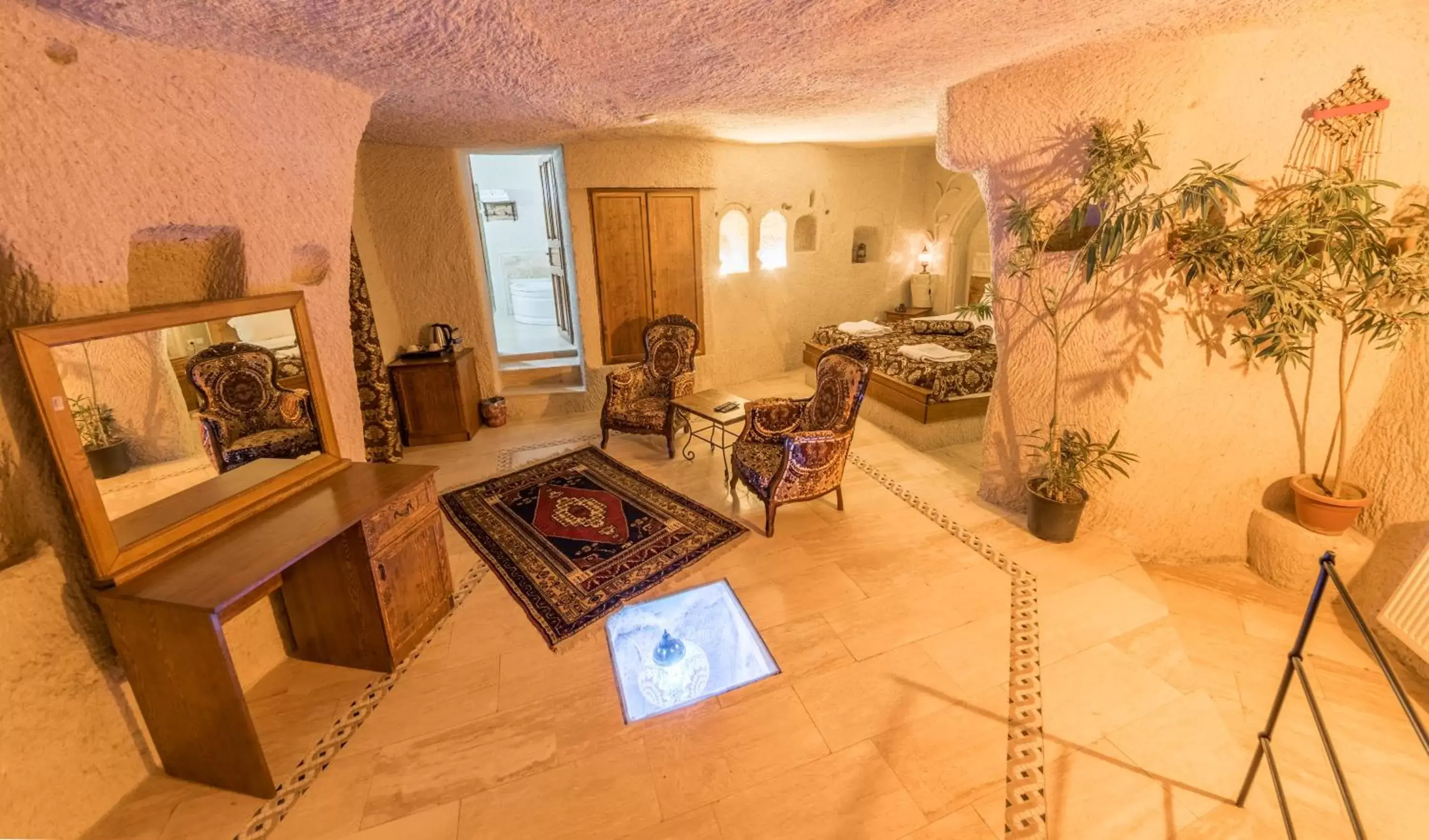 Bed, Seating Area in Elite Cave Suites