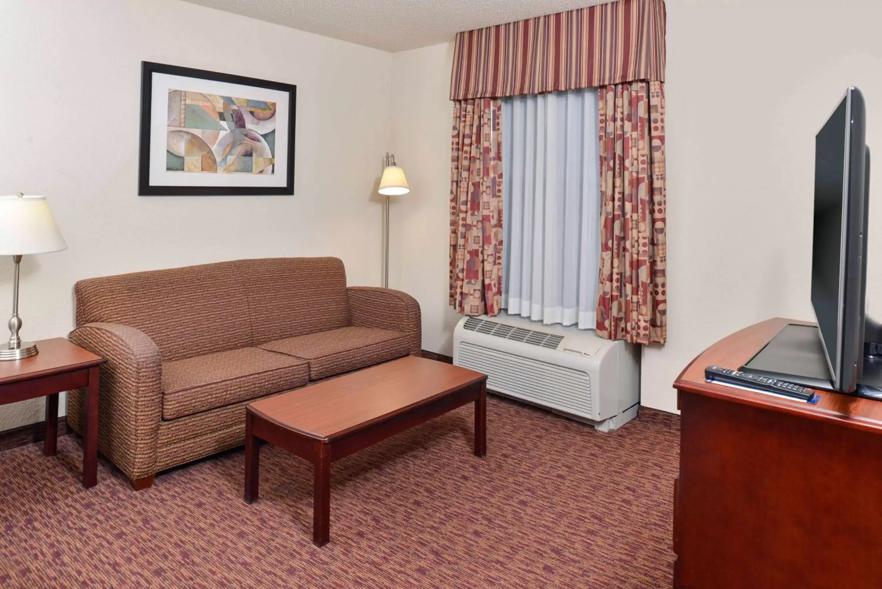 Bed, Seating Area in Hampton Inn & Suites Muncie