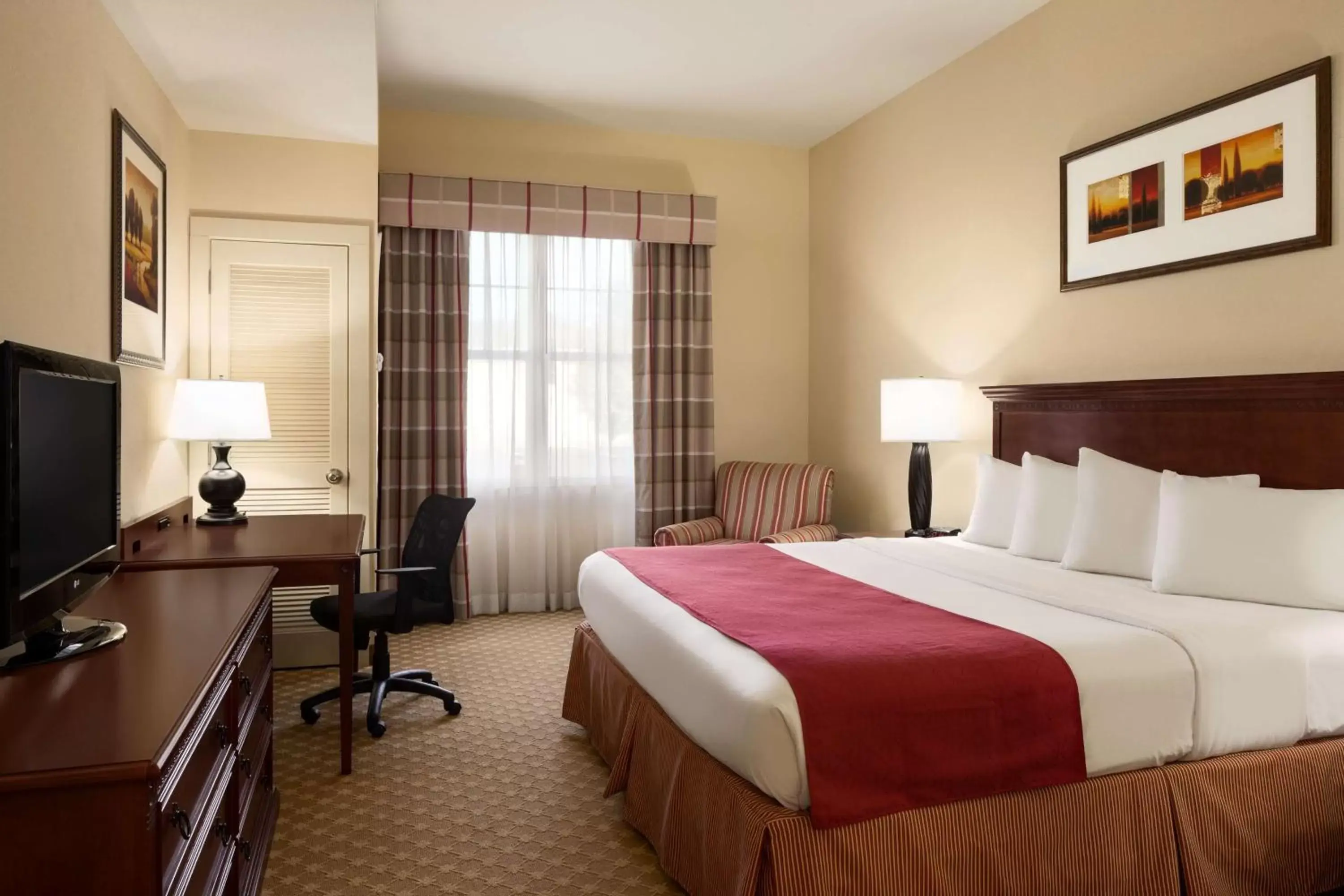 Photo of the whole room, Bed in Country Inn & Suites by Radisson, Crestview, FL