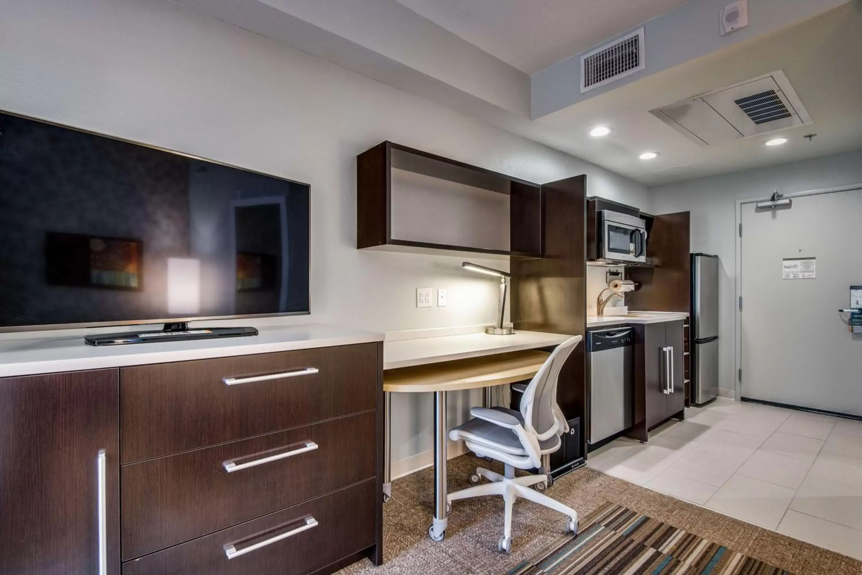 Bedroom, Kitchen/Kitchenette in Home2 Suites by Hilton DFW Airport South Irving