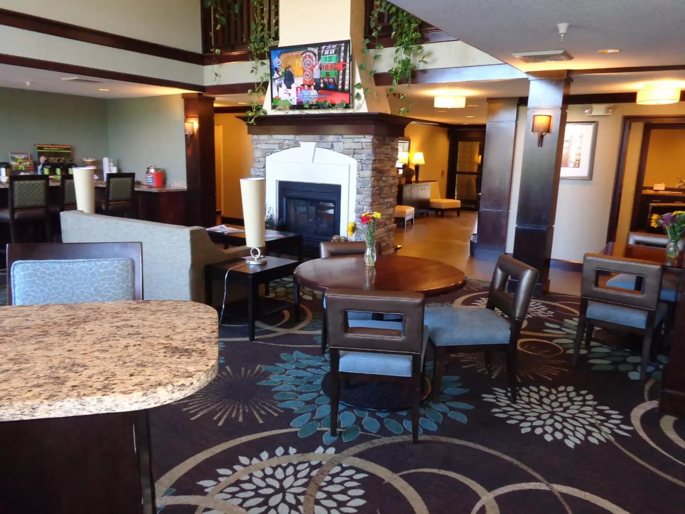 Lobby or reception, Lounge/Bar in Staybridge Suites Colorado Springs North, an IHG Hotel
