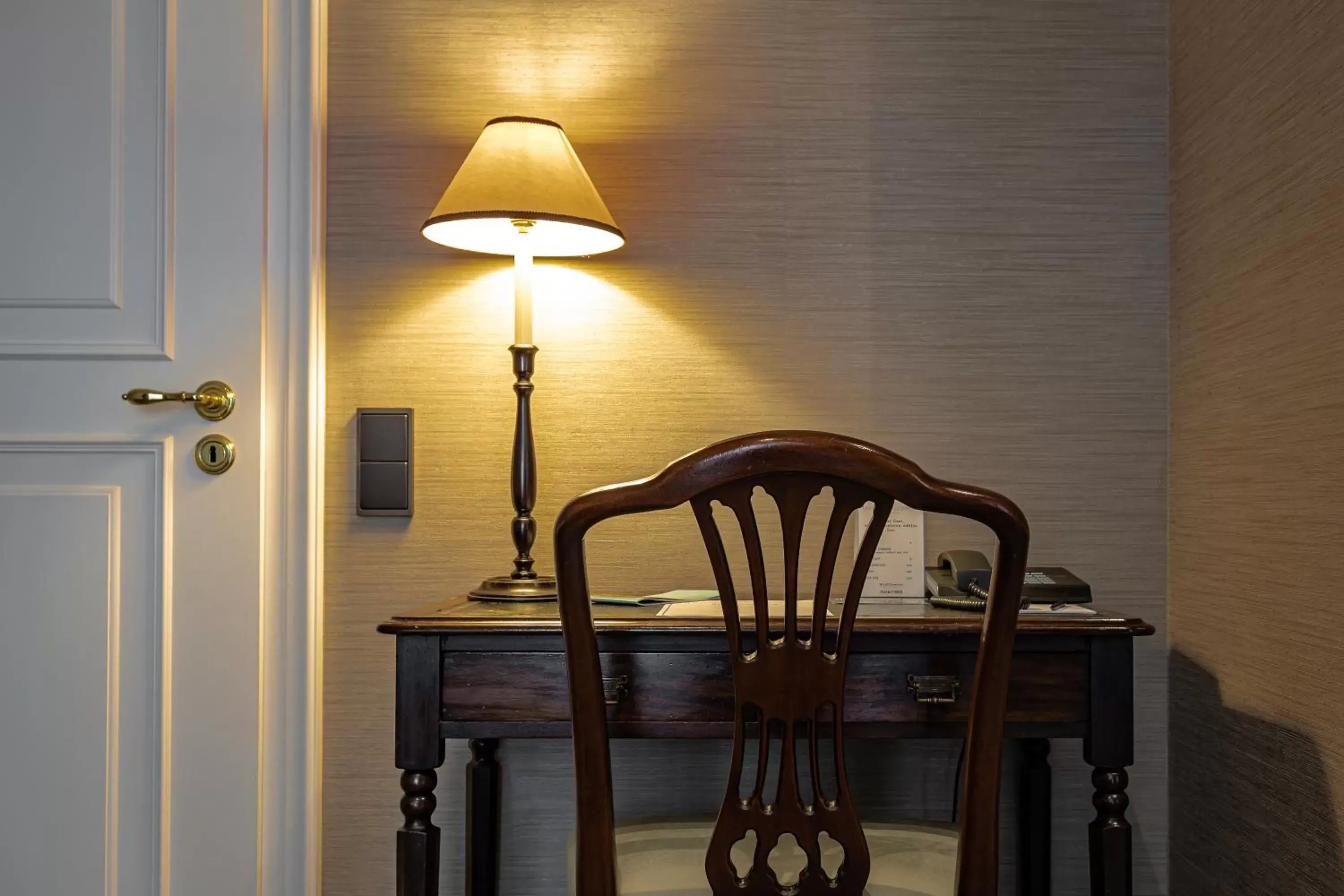 Living room, Dining Area in Hotel Stadt Hamburg