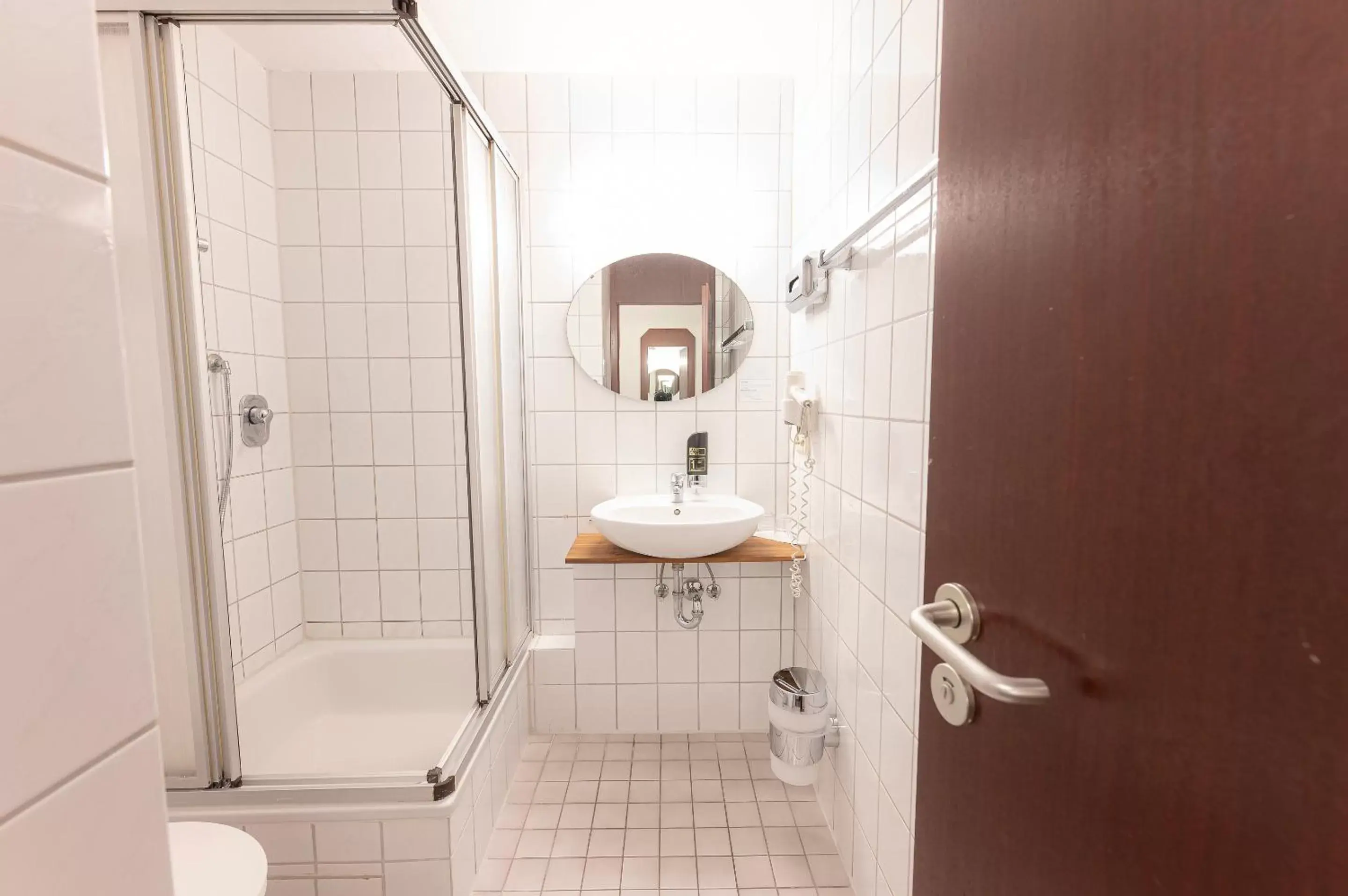Shower, Bathroom in Hotel Astoria am Urachplatz