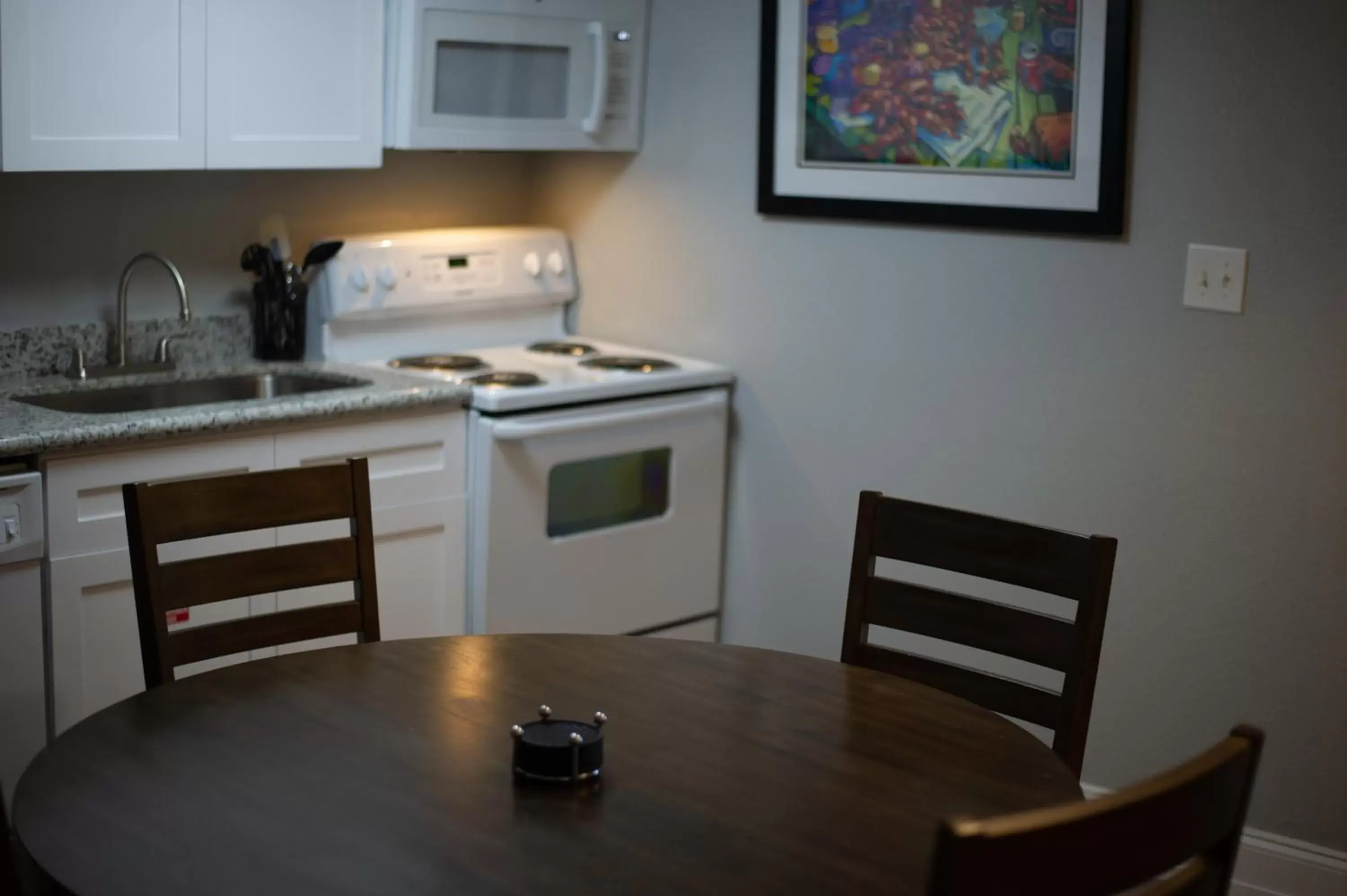 Dining area, Kitchen/Kitchenette in Frenchmen Orleans at 519, Ascend Hotel Collection