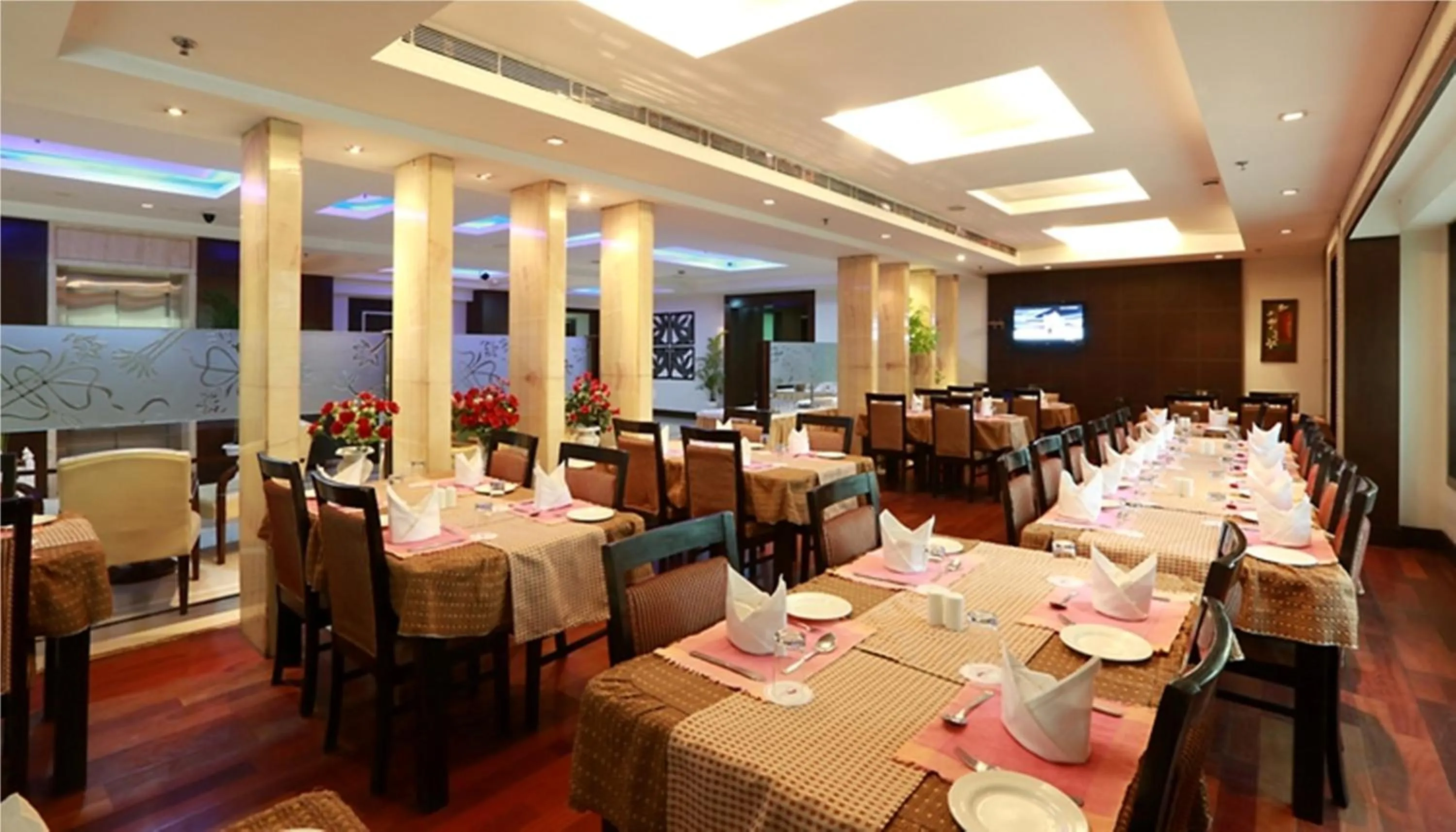 Restaurant/places to eat in Hotel Airport Residency