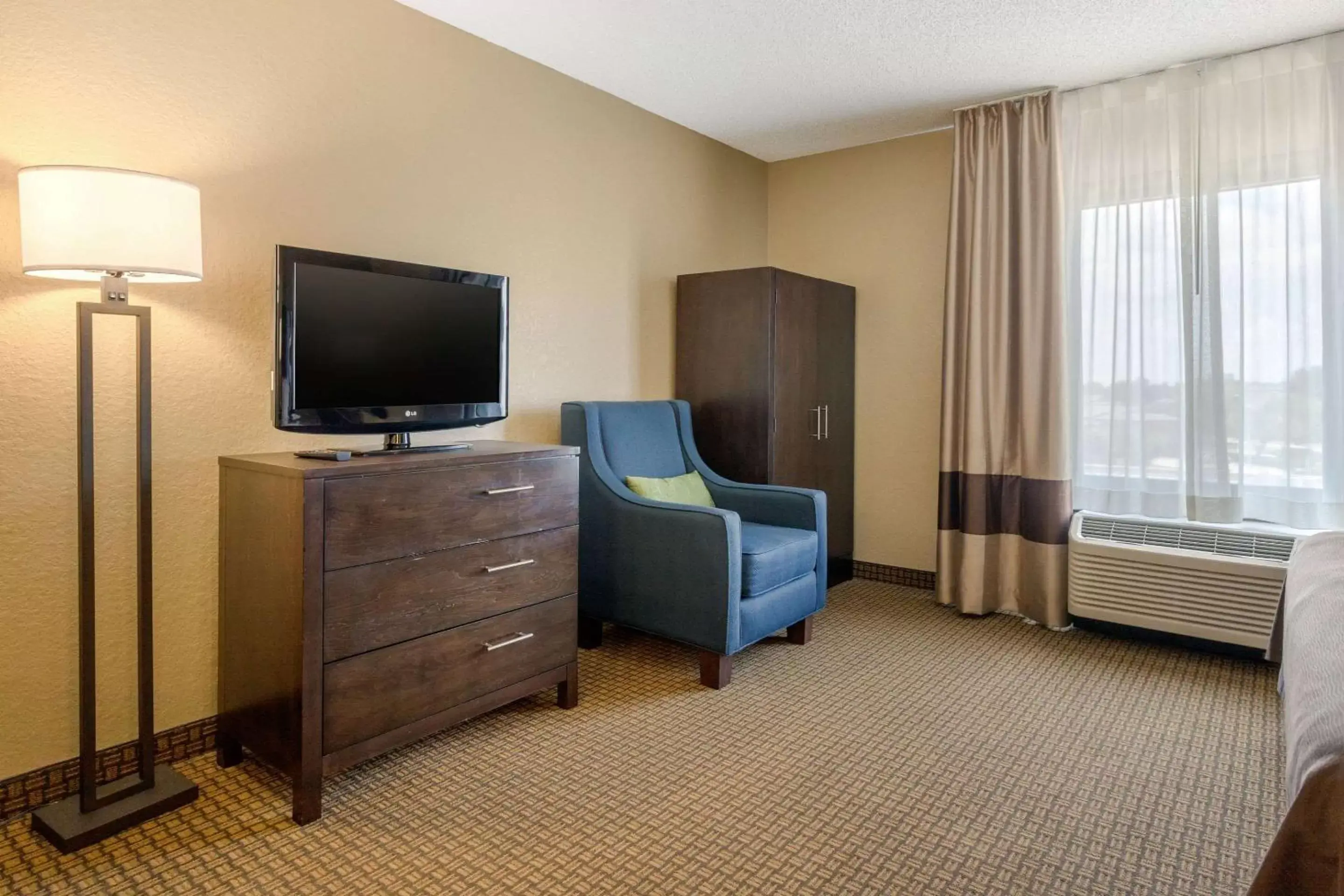 Photo of the whole room, TV/Entertainment Center in Comfort Inn 290/NW