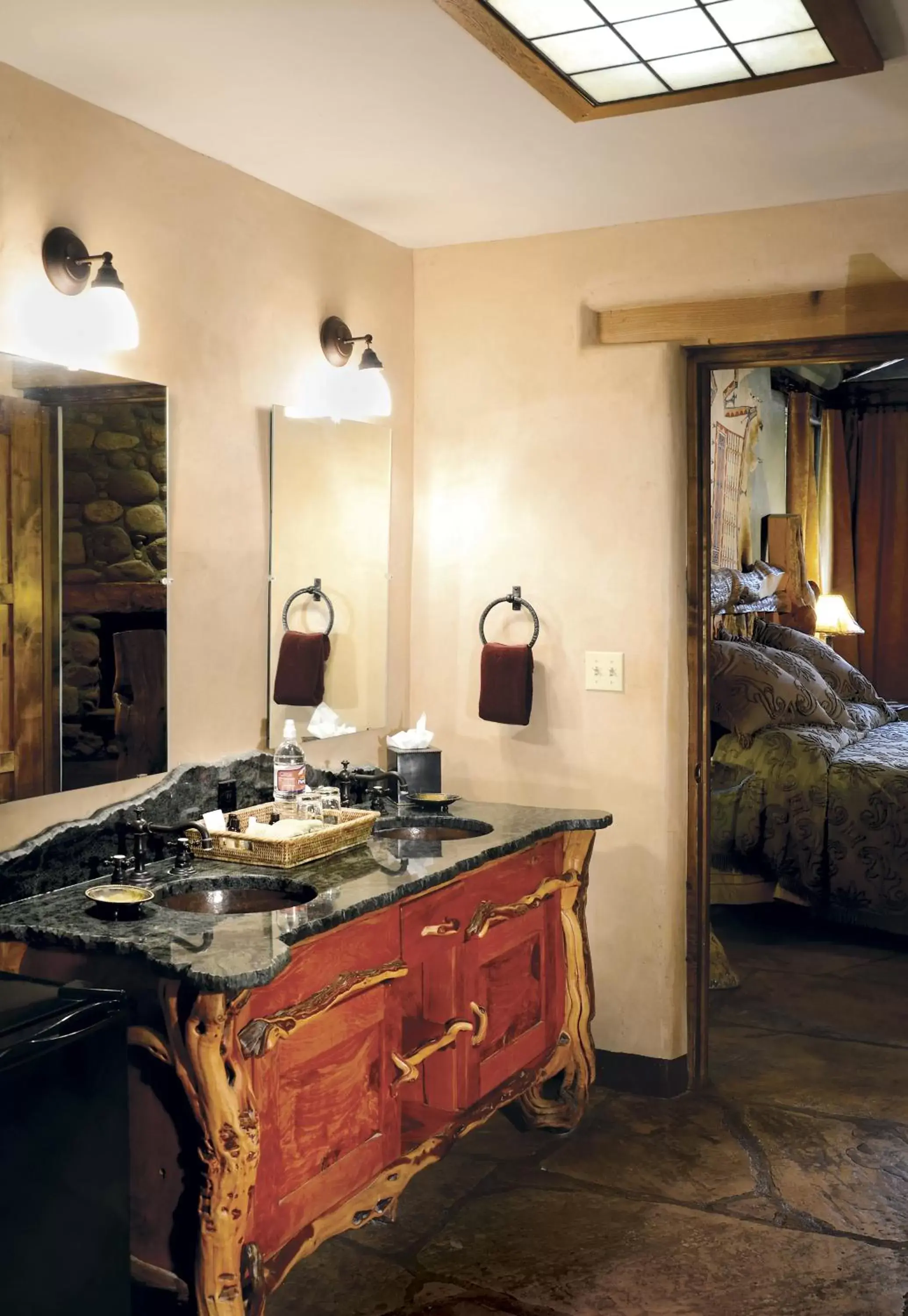 Bed, Kitchen/Kitchenette in El Portal Sedona Hotel