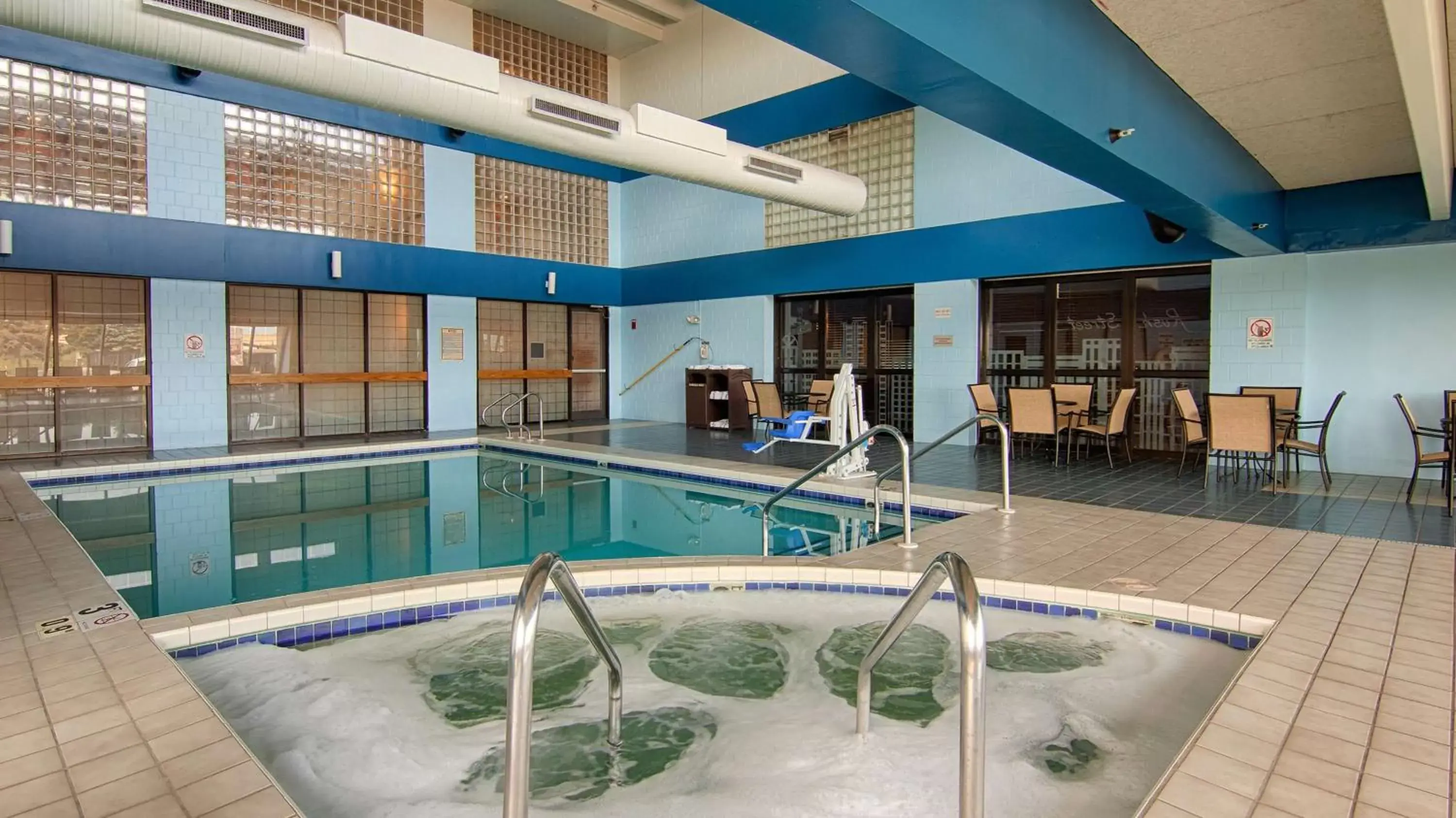 Hot Tub, Swimming Pool in Best Western Executive Inn Kenosha - Pleasant Prairie