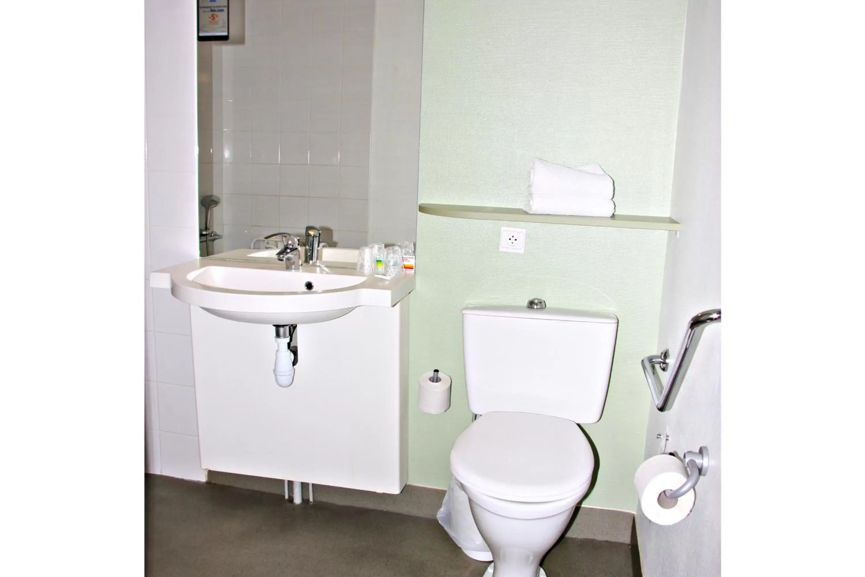 Bathroom in Ibis Budget Agen