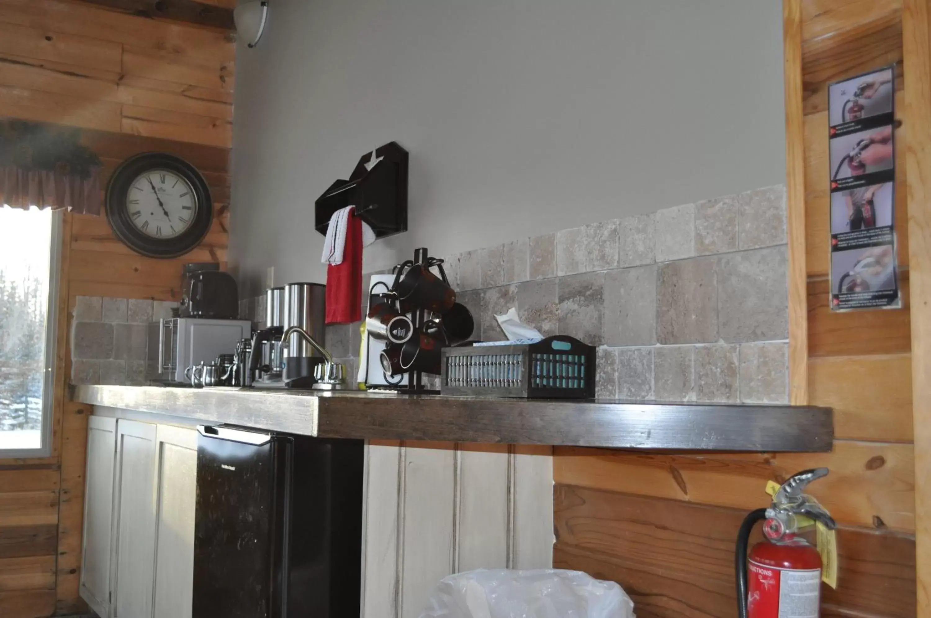 Coffee/tea facilities, Kitchen/Kitchenette in Rocky Ridge Country Lodge