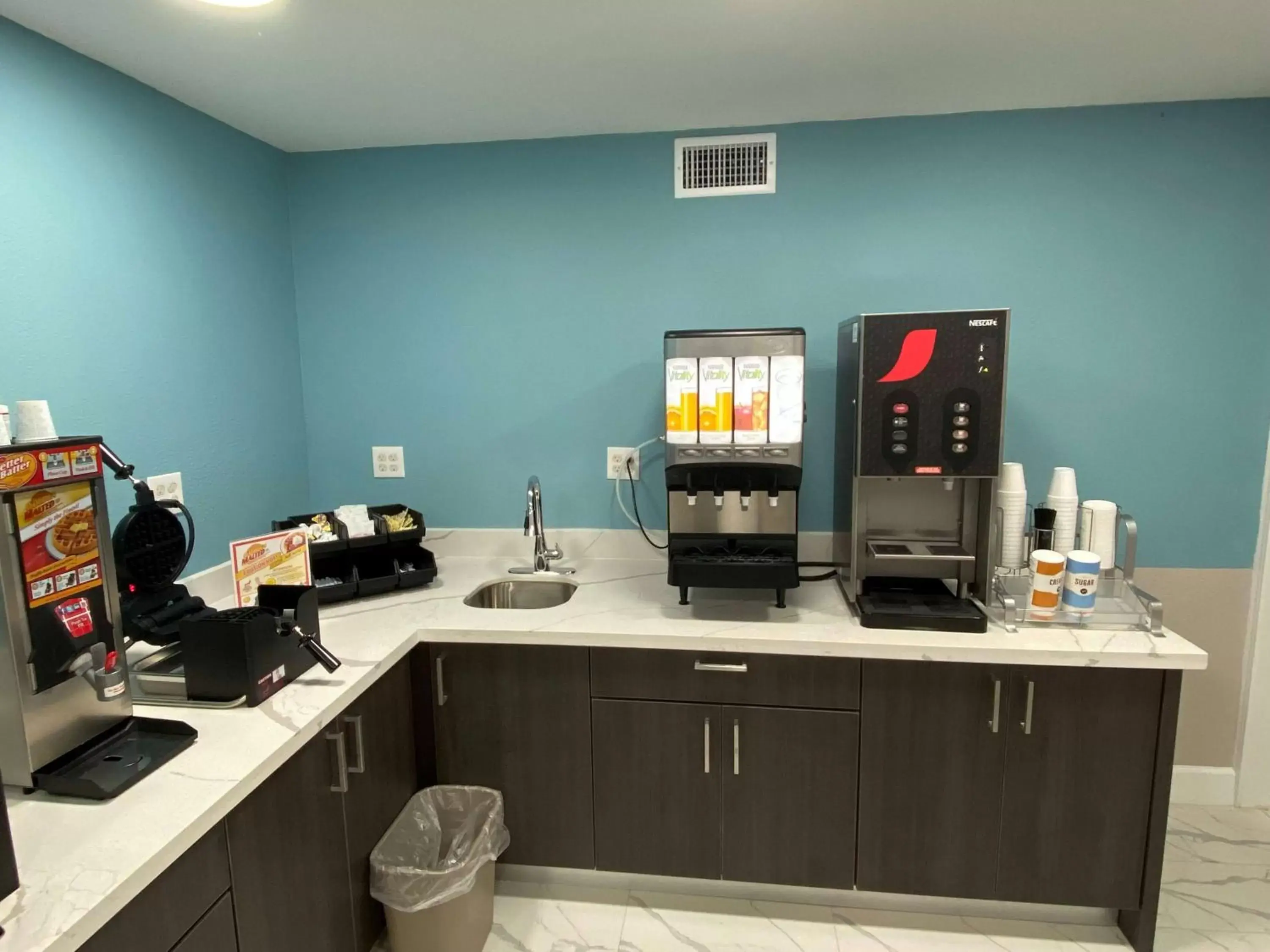 Breakfast, Kitchen/Kitchenette in Days Inn by Wyndham Waco University Area