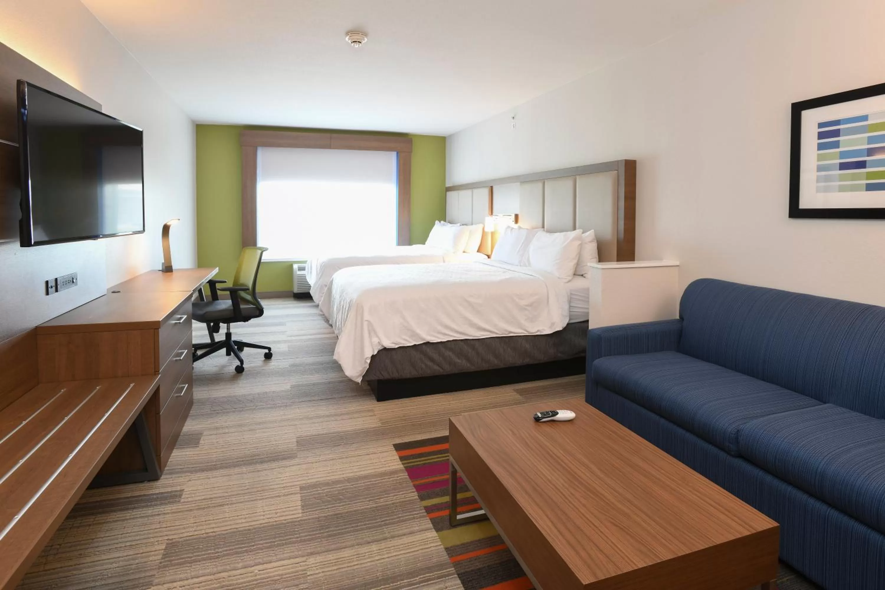 Photo of the whole room, Bed in Holiday Inn Express Hotel & Suites Richwood - Cincinnati South by IHG