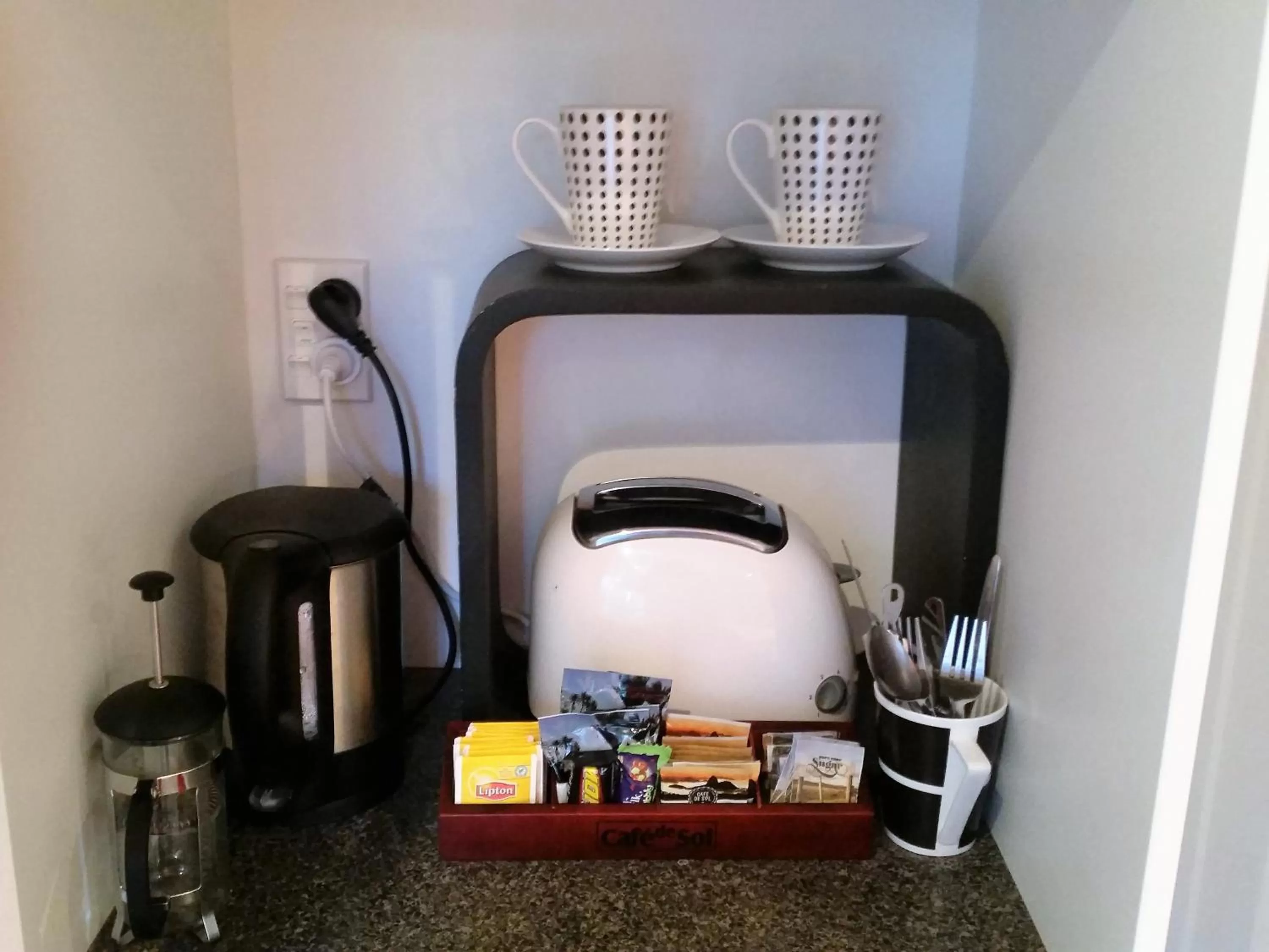 Coffee/tea facilities, Bed in The Lake Motel