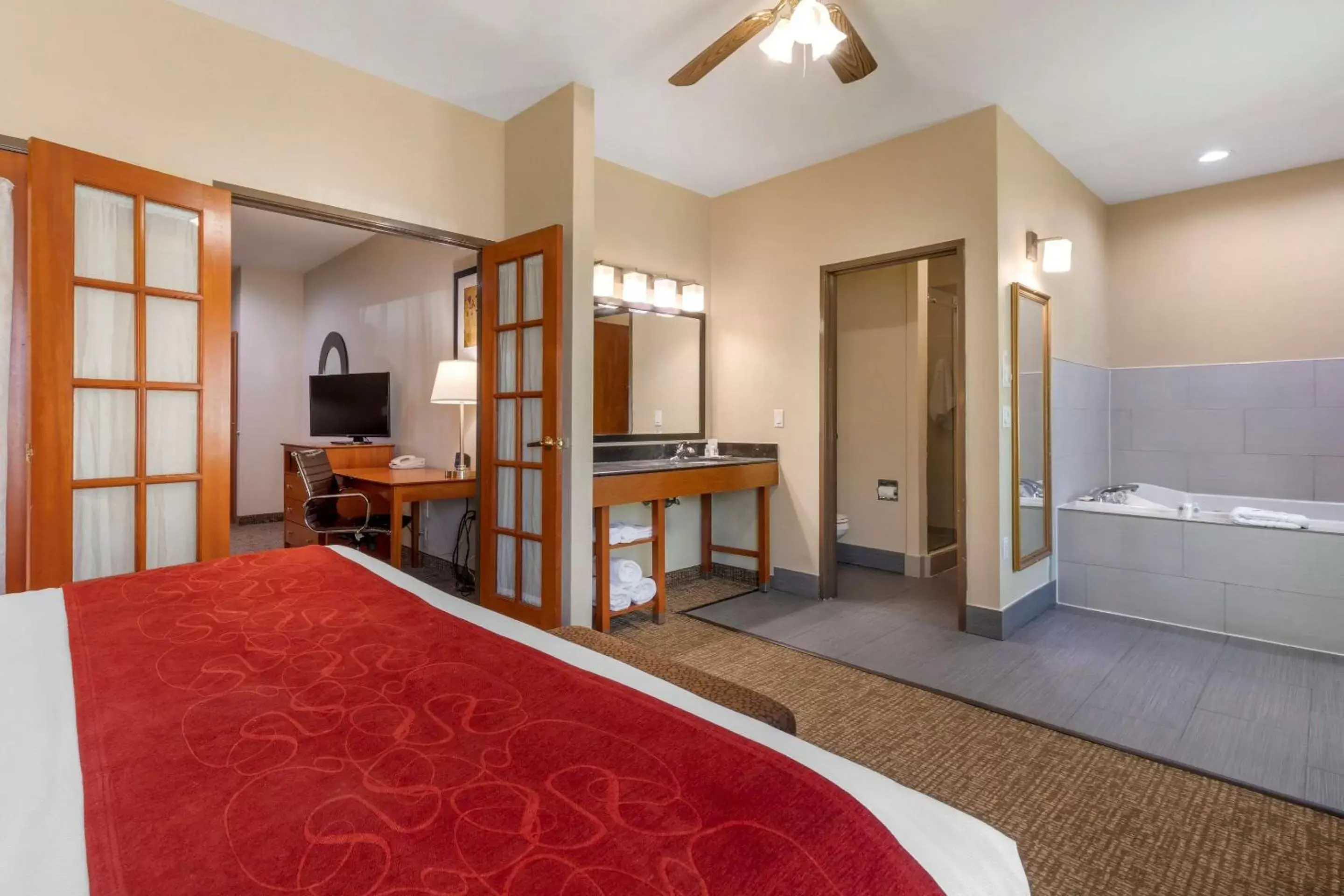 Photo of the whole room, Bed in Comfort Suites North Dallas