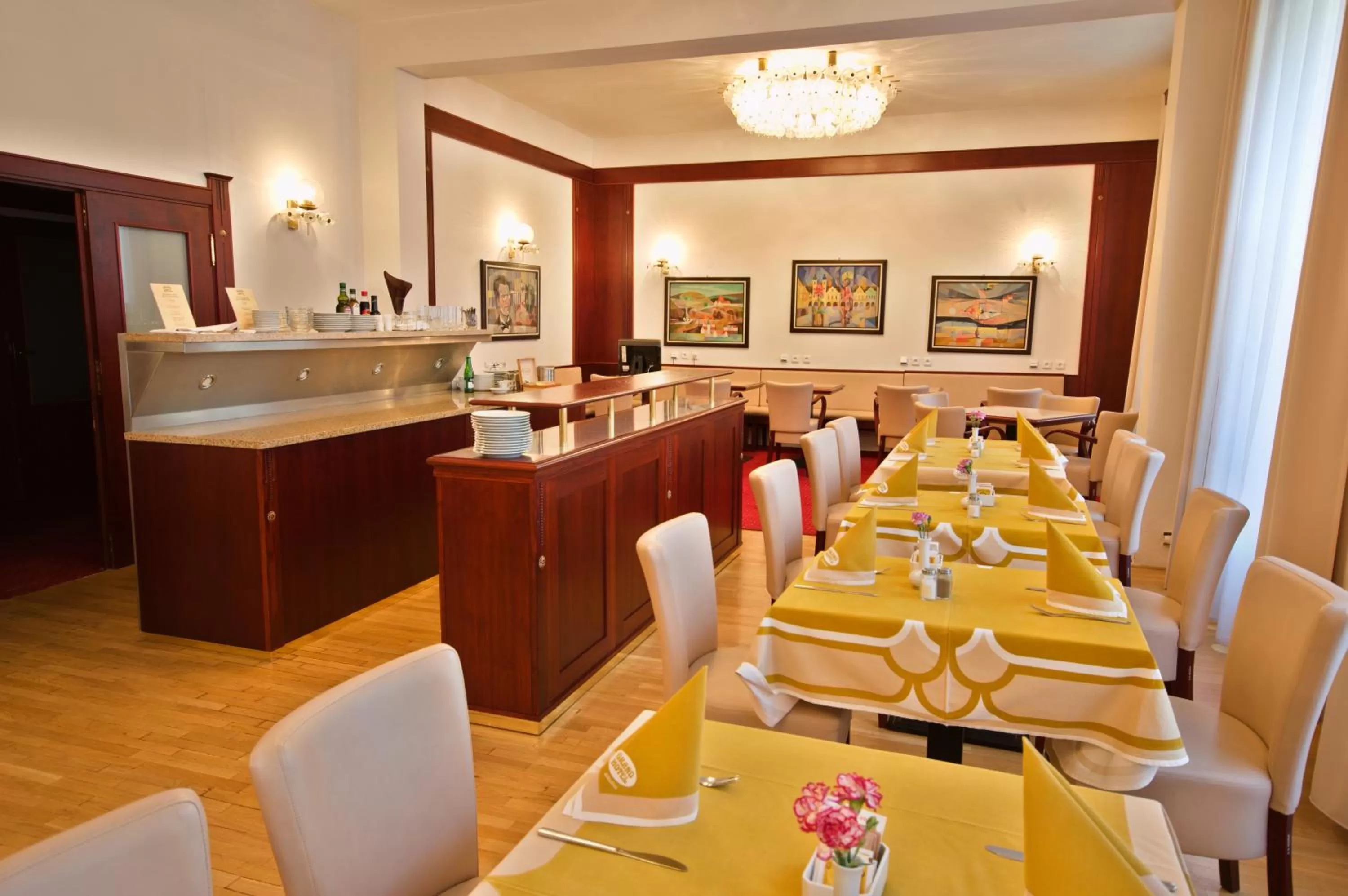 Restaurant/places to eat in Grandhotel Garni