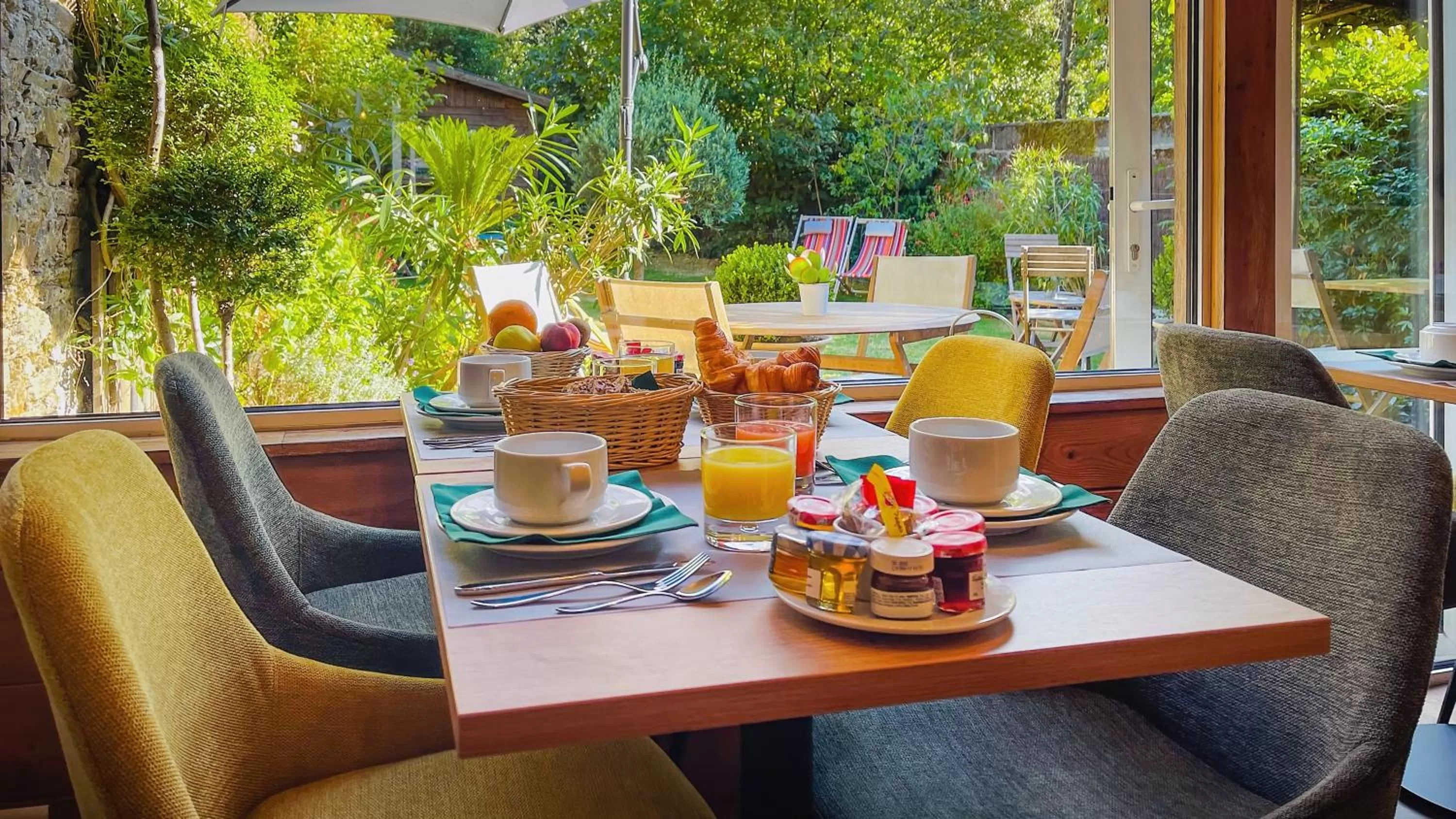 Breakfast in Hôtel Coeur De Loire