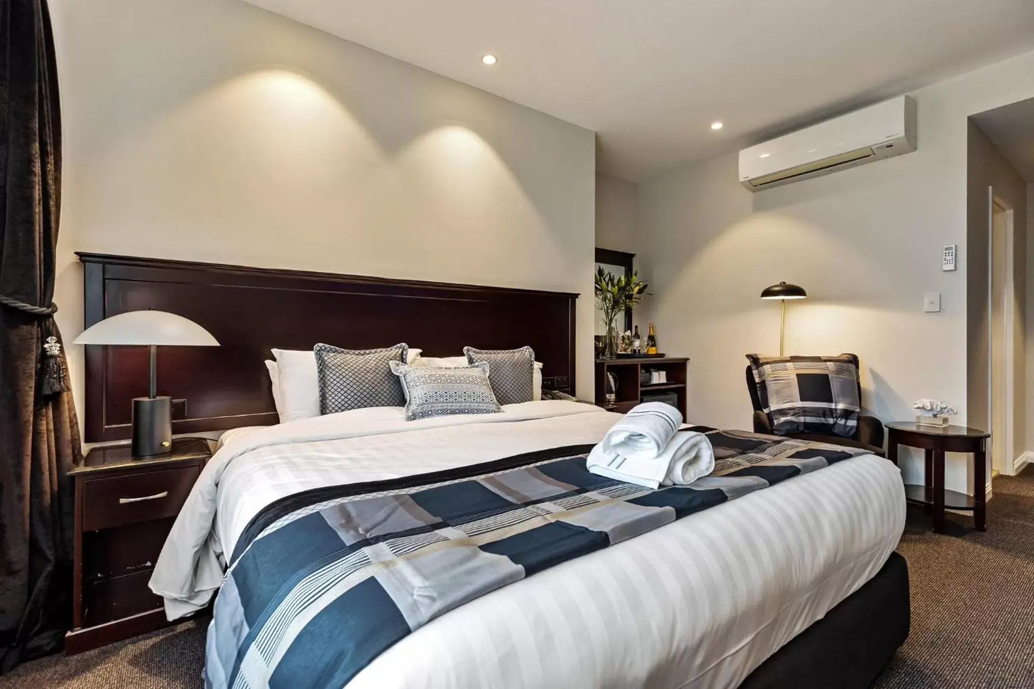 Bed in International Hotel Wagga Wagga