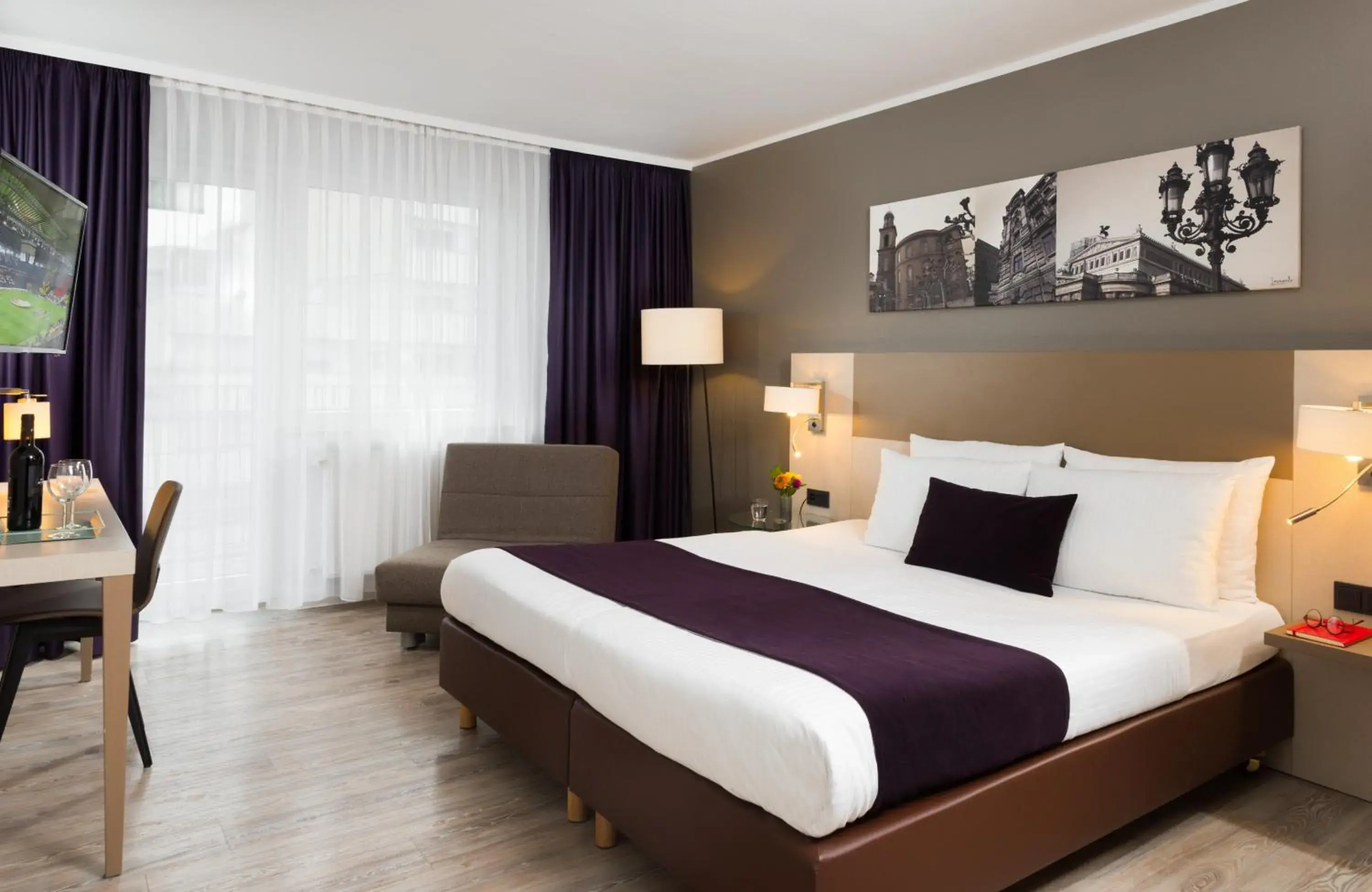 Photo of the whole room, Bed in Leonardo Hotel Frankfurt City Center