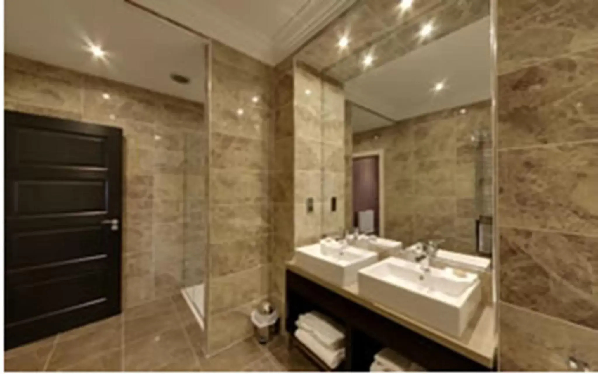 Bathroom in Dumfries Arms Hotel
