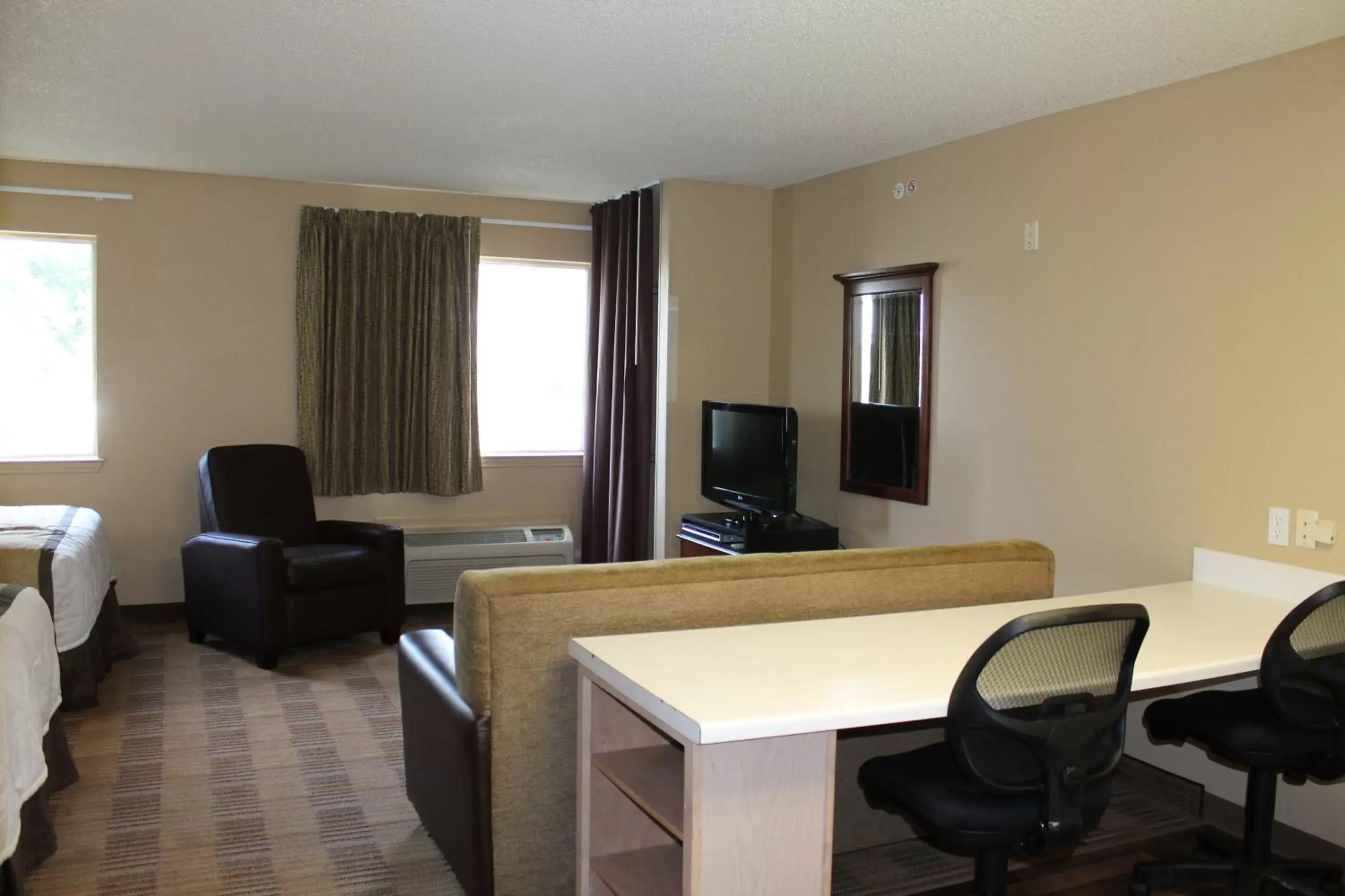Bed, TV/Entertainment Center in Extended Stay America Suites - Houston - Katy Freeway - Energy Corridor