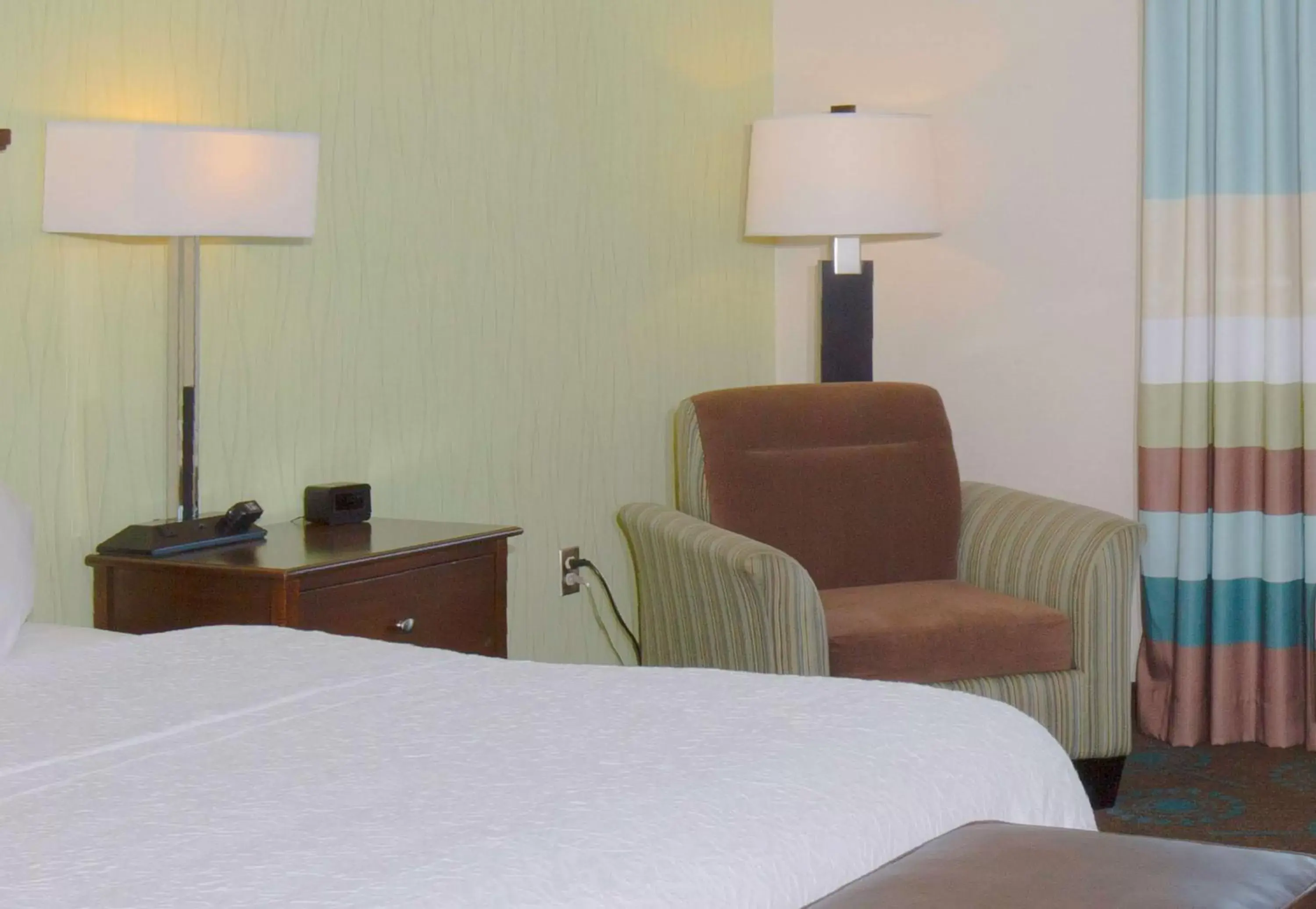 Bed in Hampton Inn & Suites Suisun City Waterfront