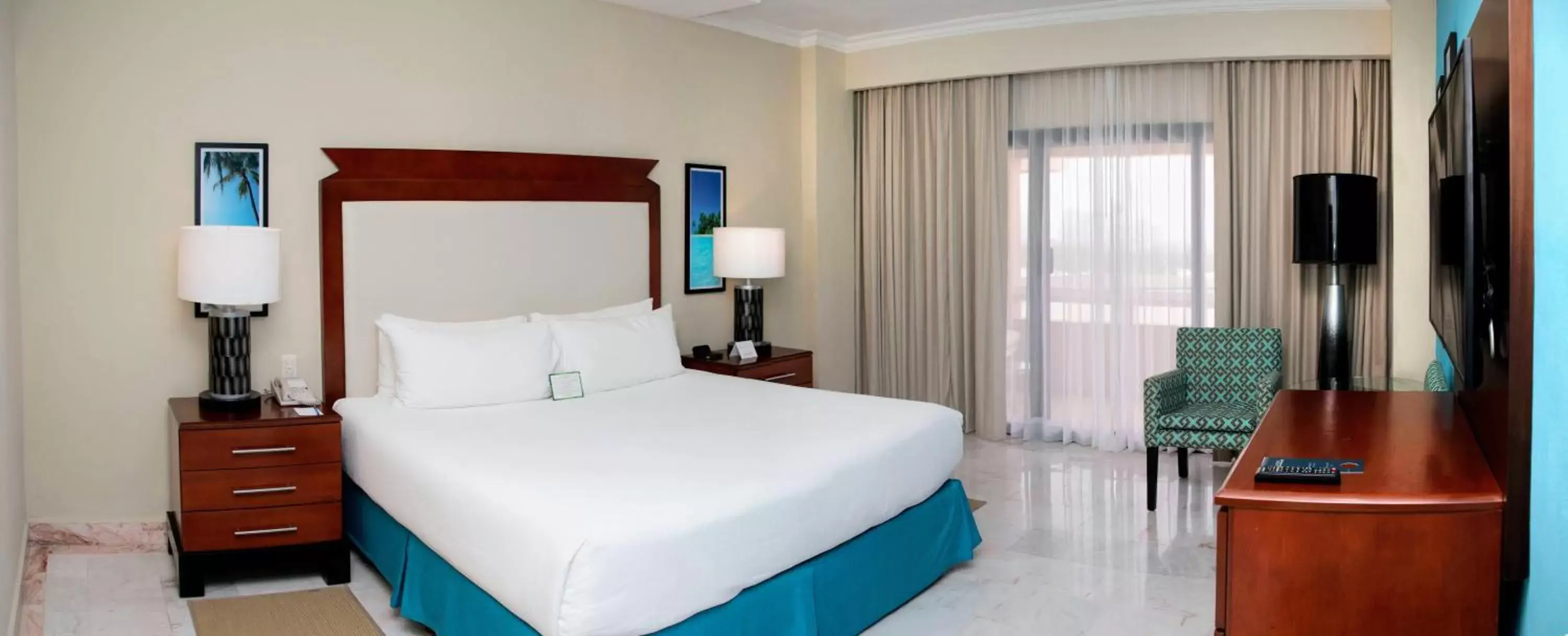 Bed in Wyndham Grand Cancun All Inclusive Resort & Villas