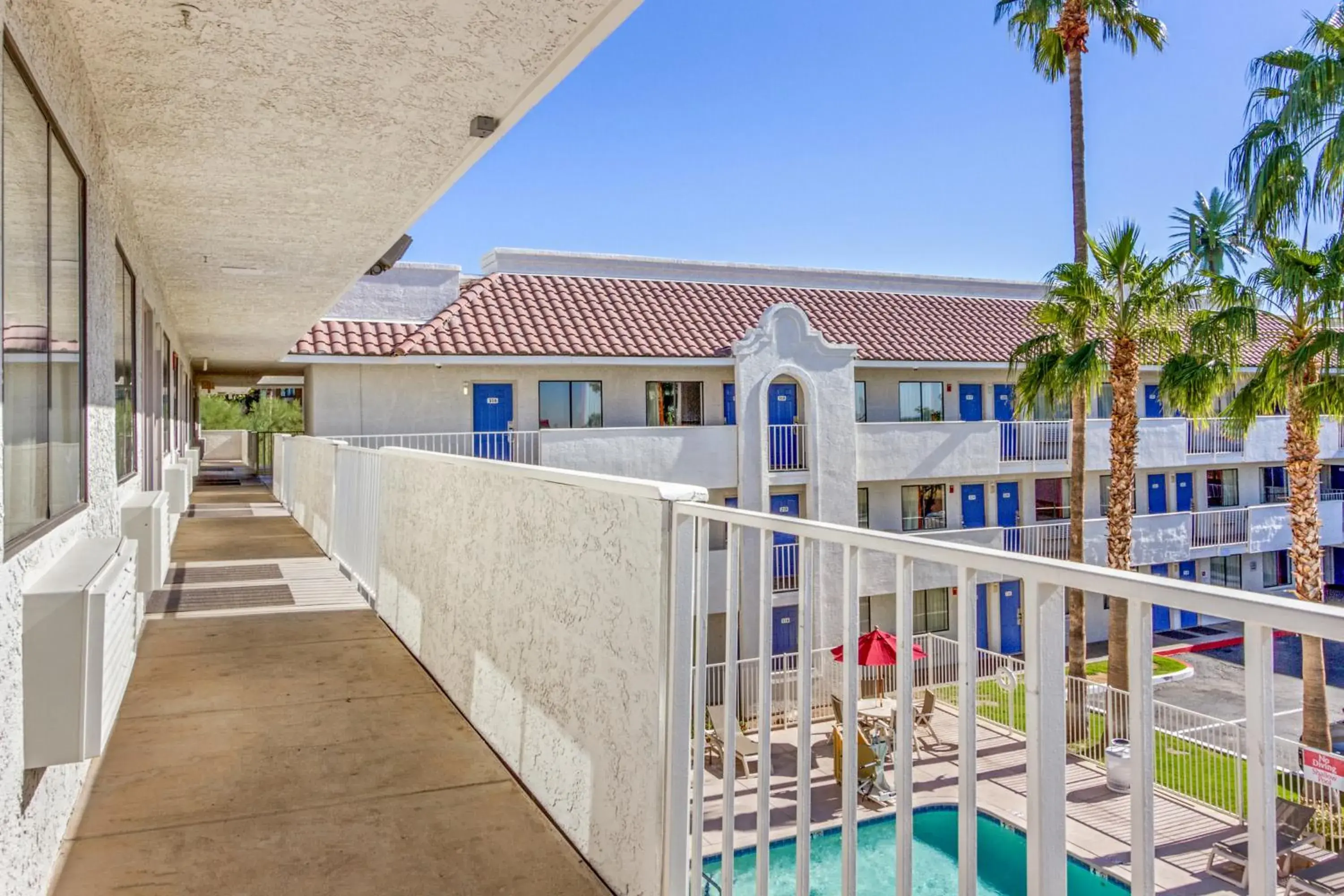 Facade/entrance, Balcony/Terrace in Motel 6-Phoenix, AZ - West