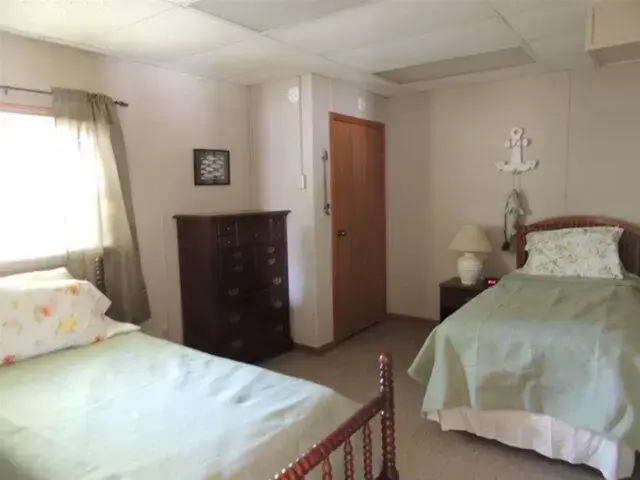 Bed in White Caps Motel