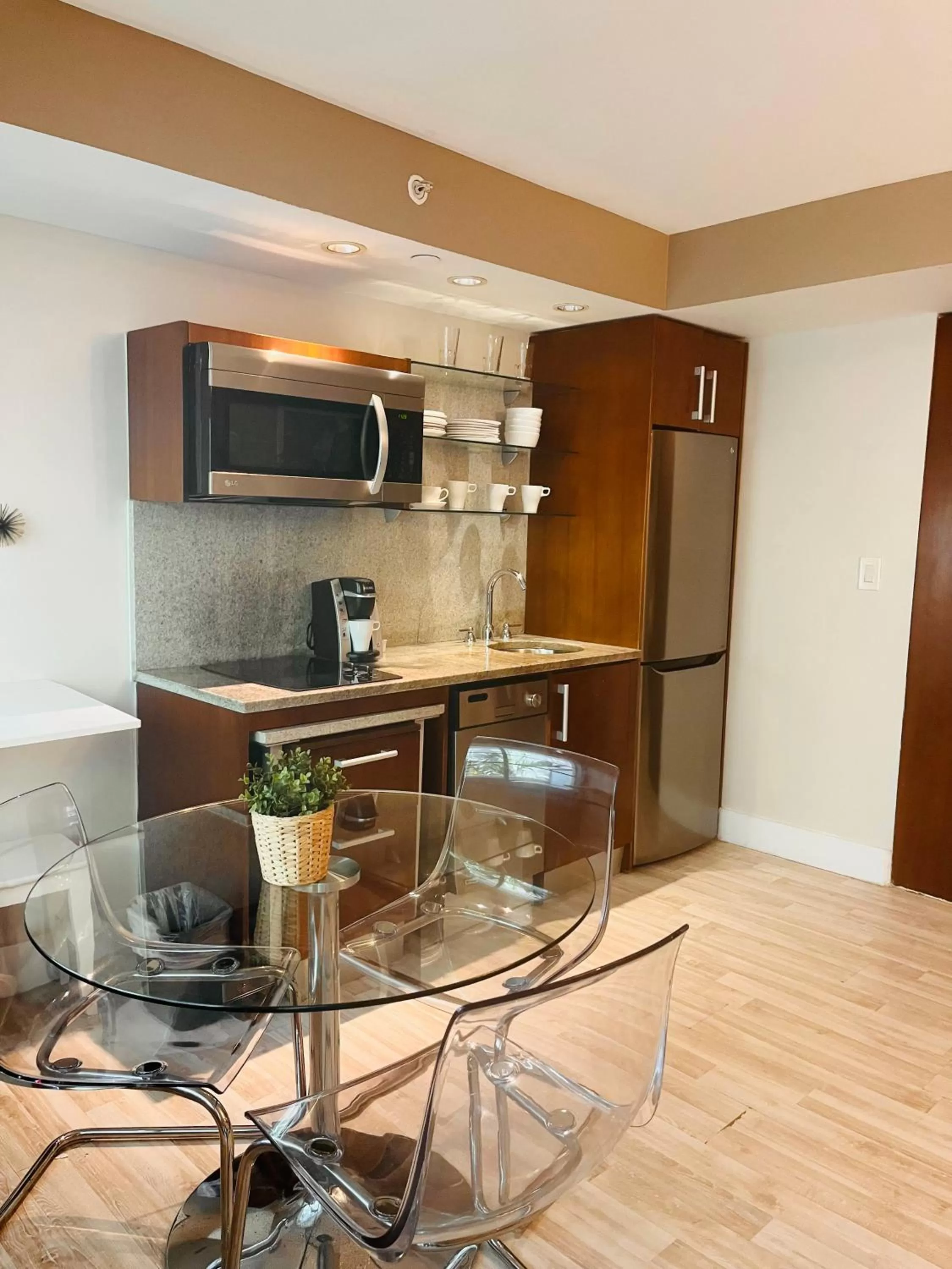 Kitchen or kitchenette, Kitchen/Kitchenette in Suites at The Strand on Ocean Drive