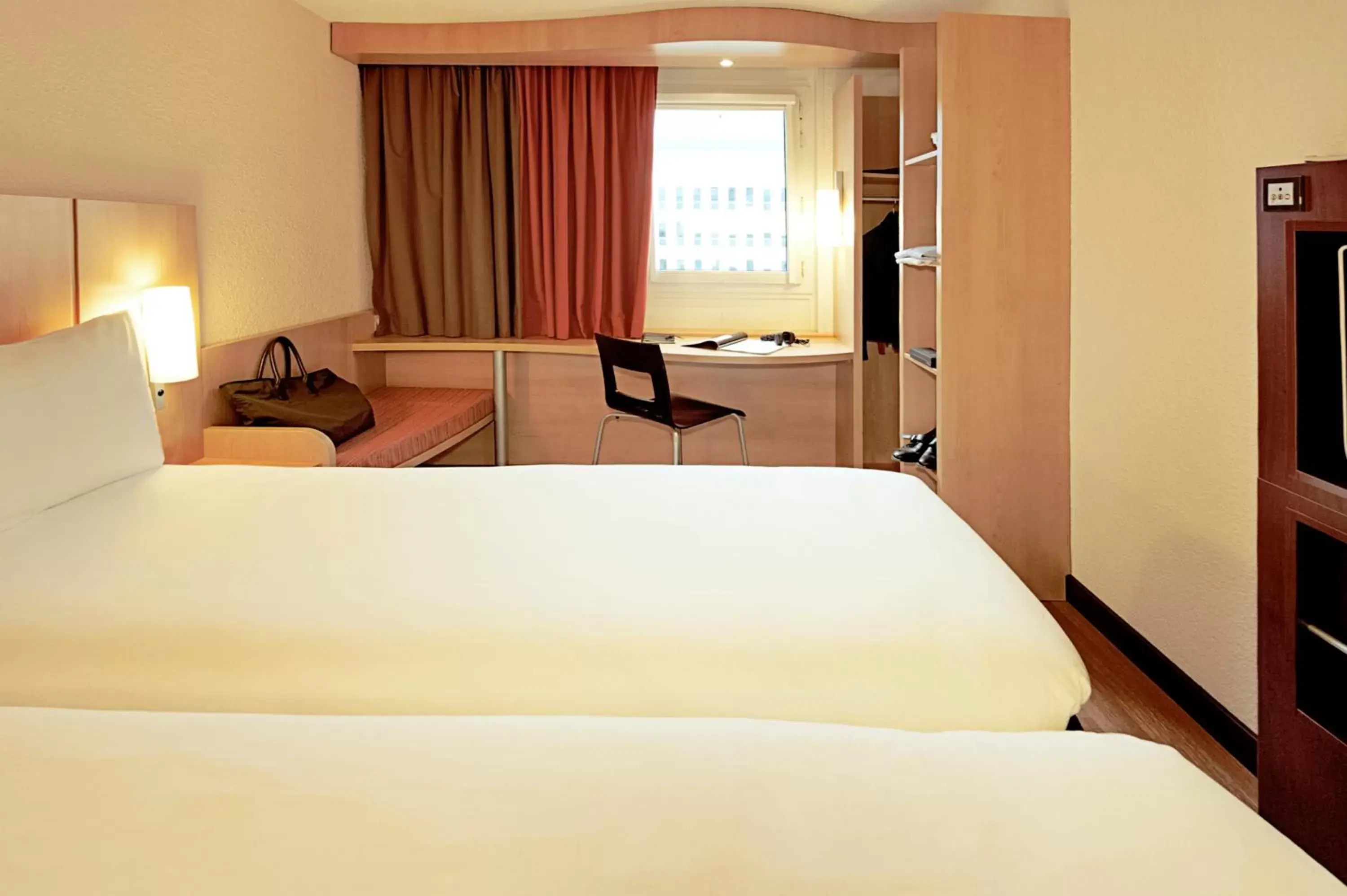 Bedroom, Bed in Ibis Évry-Courcouronnes Bedroom, Bed in Ibis Évry-Courcouronnes