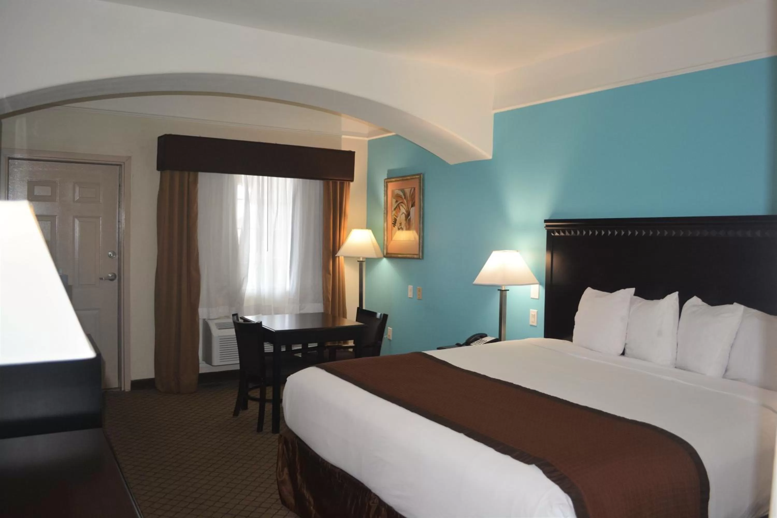 Photo of the whole room, Bed in Baymont by Wyndham Galveston