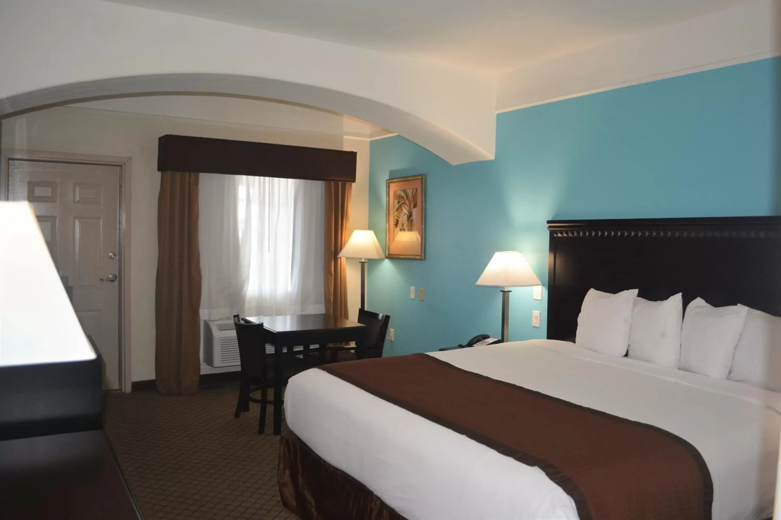 Photo of the whole room, Bed in Baymont by Wyndham Galveston