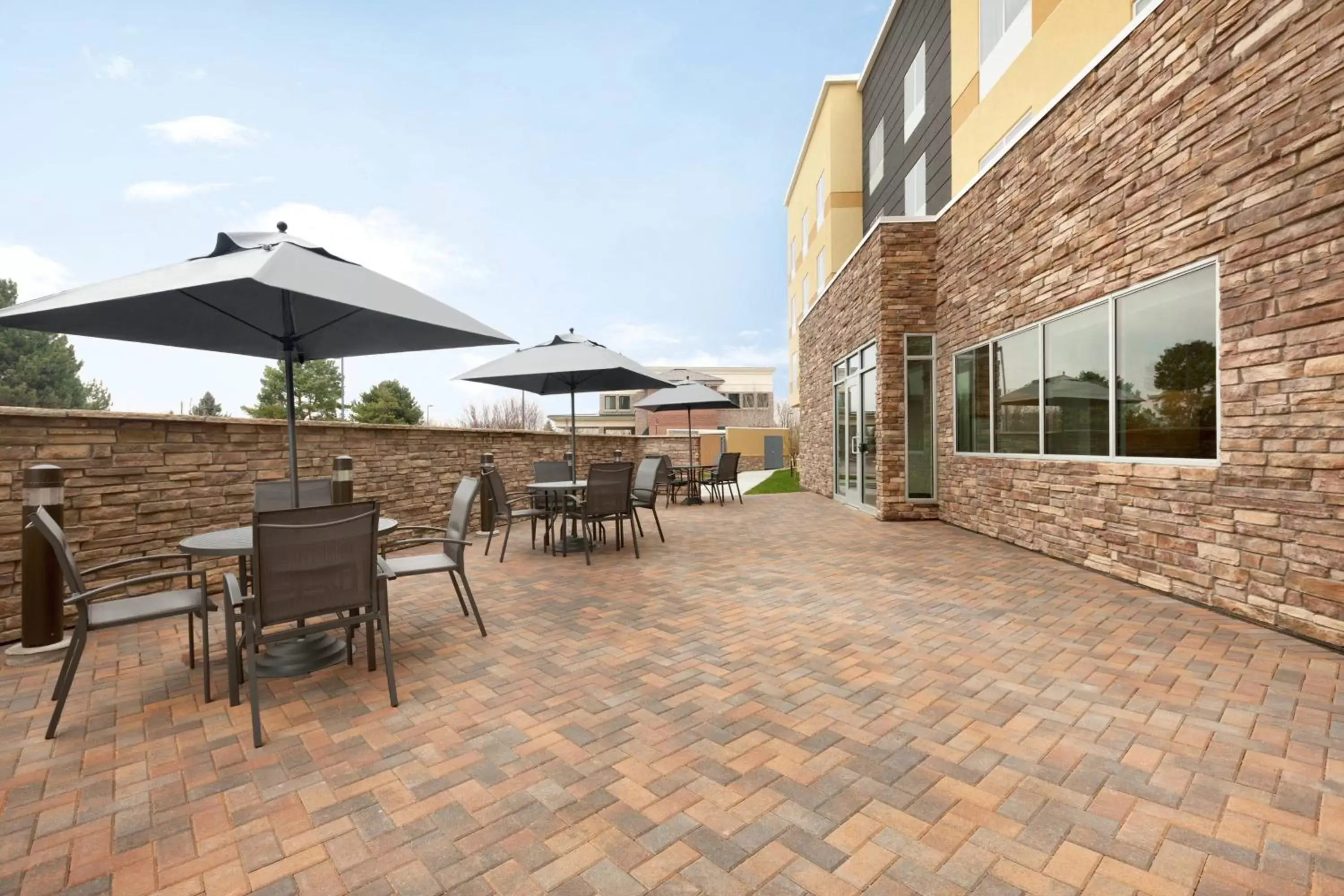 Property building, Restaurant/Places to Eat in Fairfield Inn & Suites by Marriott Boulder Longmont