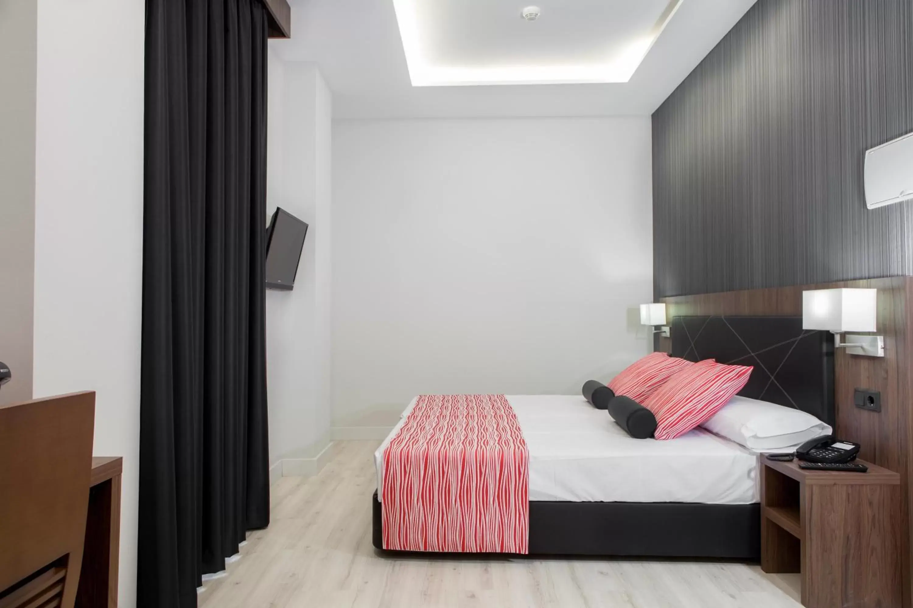 Bedroom, Bed in Itaca Artemisa by Soho Boutique