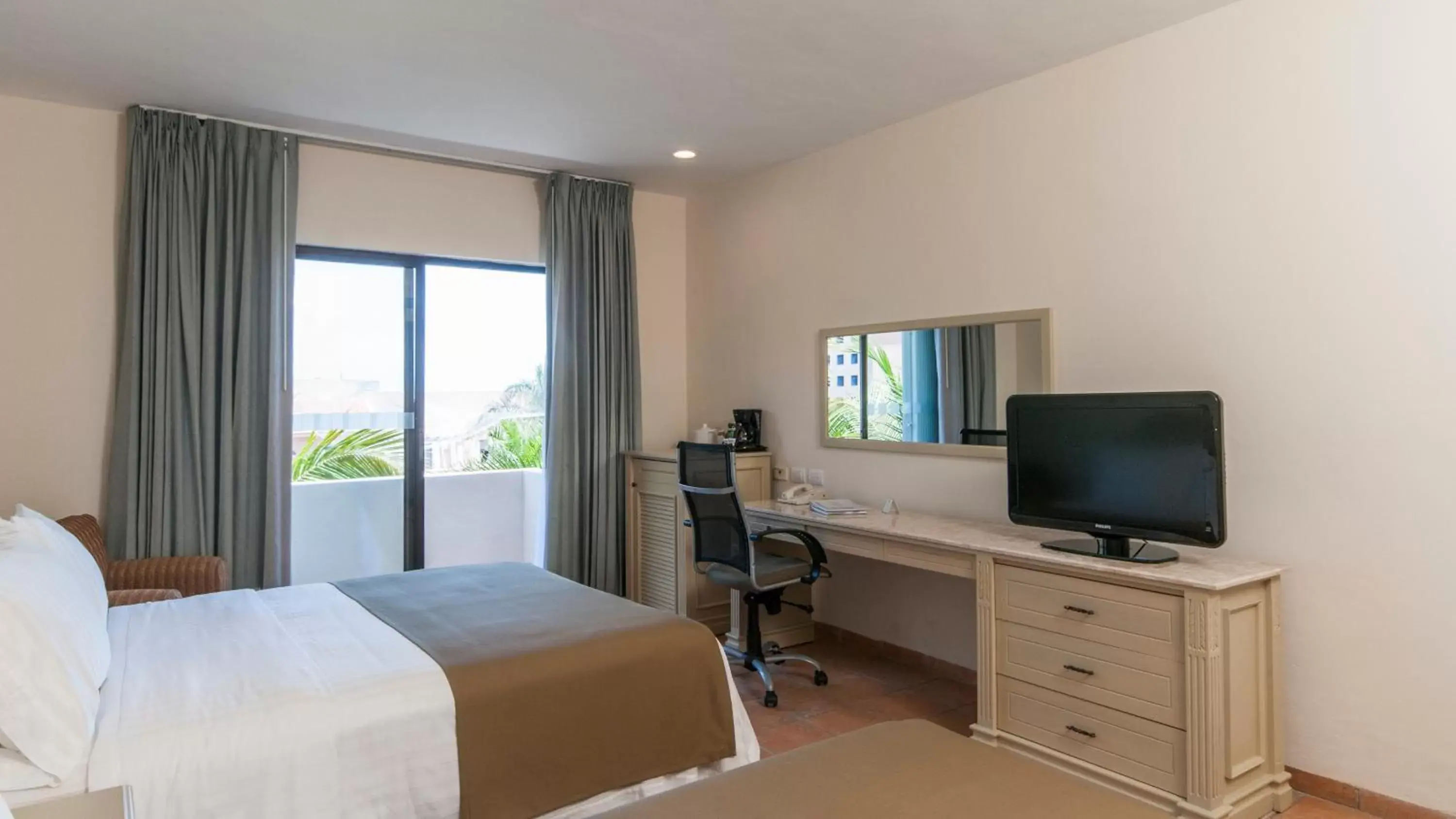Photo of the whole room, TV/Entertainment Center in Holiday Inn Ciudad Del Carmen, an IHG Hotel